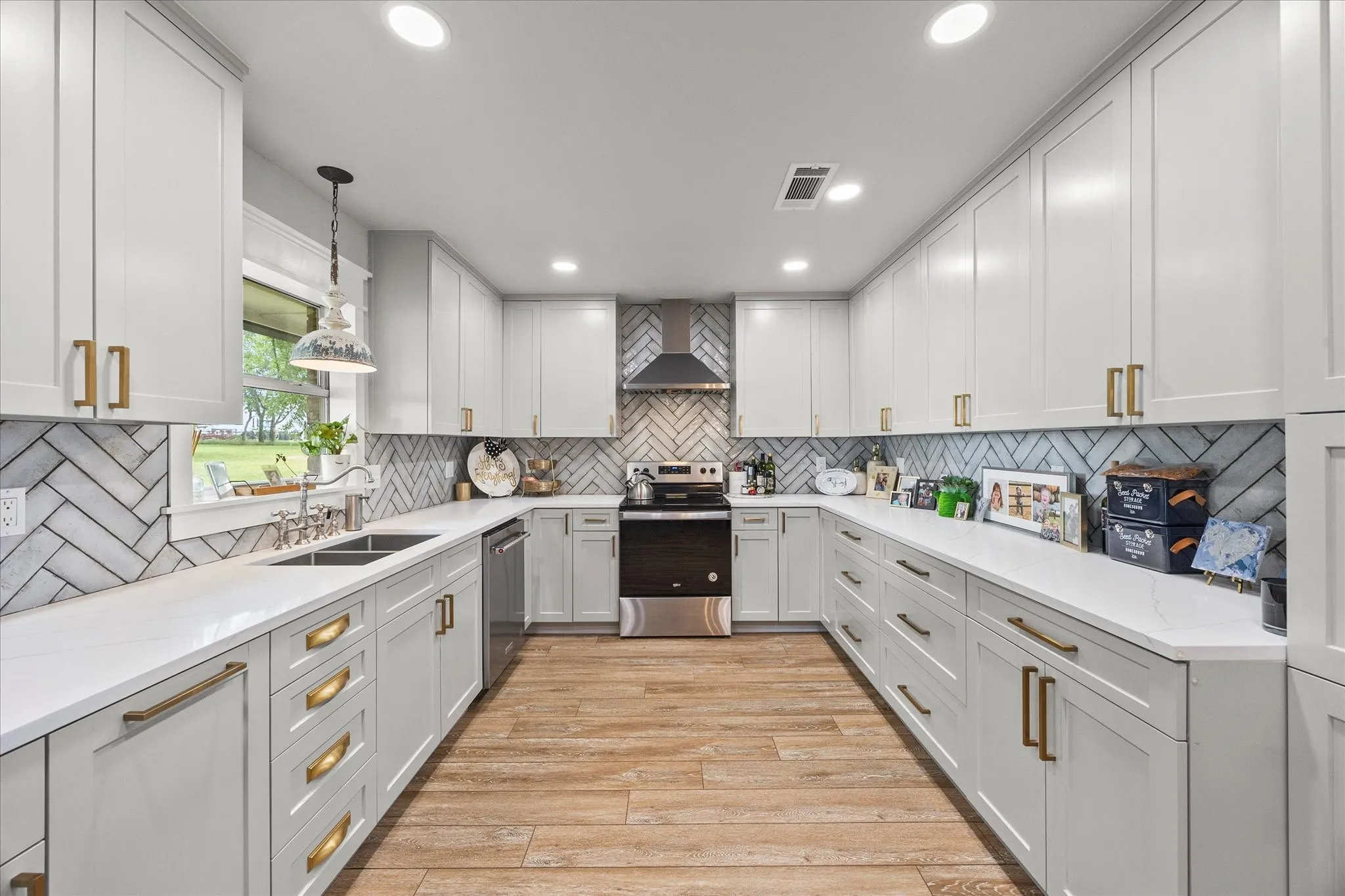 Single Family Residence For Sale in Rockwall County , 2201 Connie Ln, Rockwall, Texas 75032, 3 Bedrooms, 2 Bathrooms, Garage spaces, 1,647 Sqft, built in 1991, Preowned, Price $899,900, mls#21217181, Real Estate Agent in Rockwall, Homes For Sale in Rockwall county, Homes For Sale in Rockwall, Realtor in Rockwall Texas, Real Estate Brokerage Independent Realty Texas, Luminita Cordes Realtor