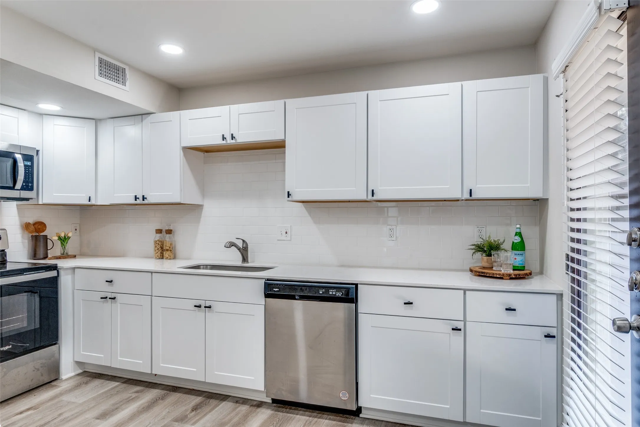 Condominium For Sale in Dallas County , 10211 Regal Oaks Drive 120, Dallas, Texas 75230, 2 Bedroom, 2 Bathroom, Garage spaces, 903 Sqft, built in 1963, mls#21215853, Real Estate Agent in Dallas, Homes For Sale in Dallas county, Homes For Sale in Dallas, Realtor in Dallas Texas, Real Estate Brokerage Independent Realty Texas, Luminita Cordes Realtor