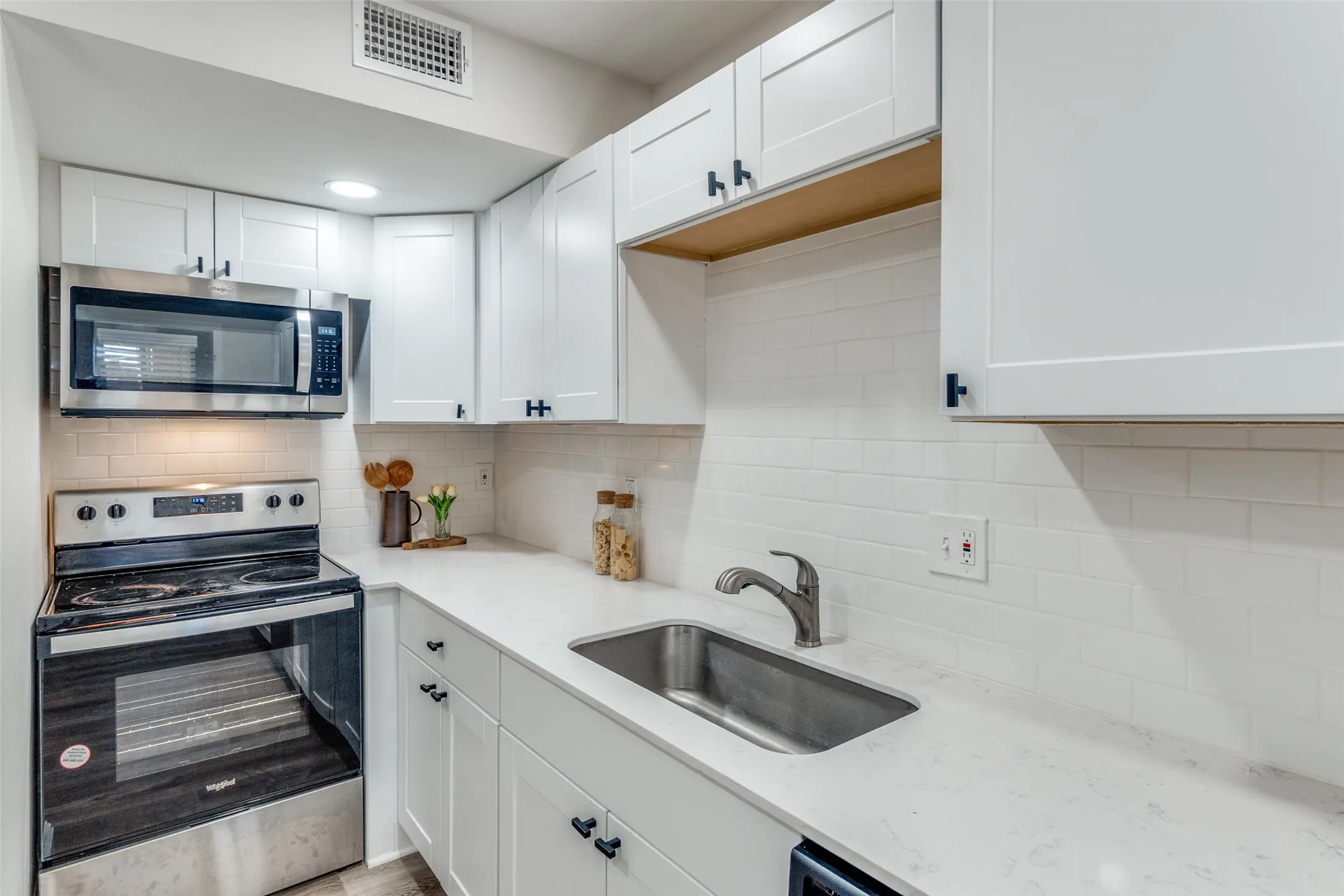 Condominium For Sale in Dallas County , 10211 Regal Oaks Drive 120, Dallas, Texas 75230, 2 Bedroom, 2 Bathroom, Garage spaces, 903 Sqft, built in 1963, mls#21215853, Real Estate Agent in Dallas, Homes For Sale in Dallas county, Homes For Sale in Dallas, Realtor in Dallas Texas, Real Estate Brokerage Independent Realty Texas, Luminita Cordes Realtor