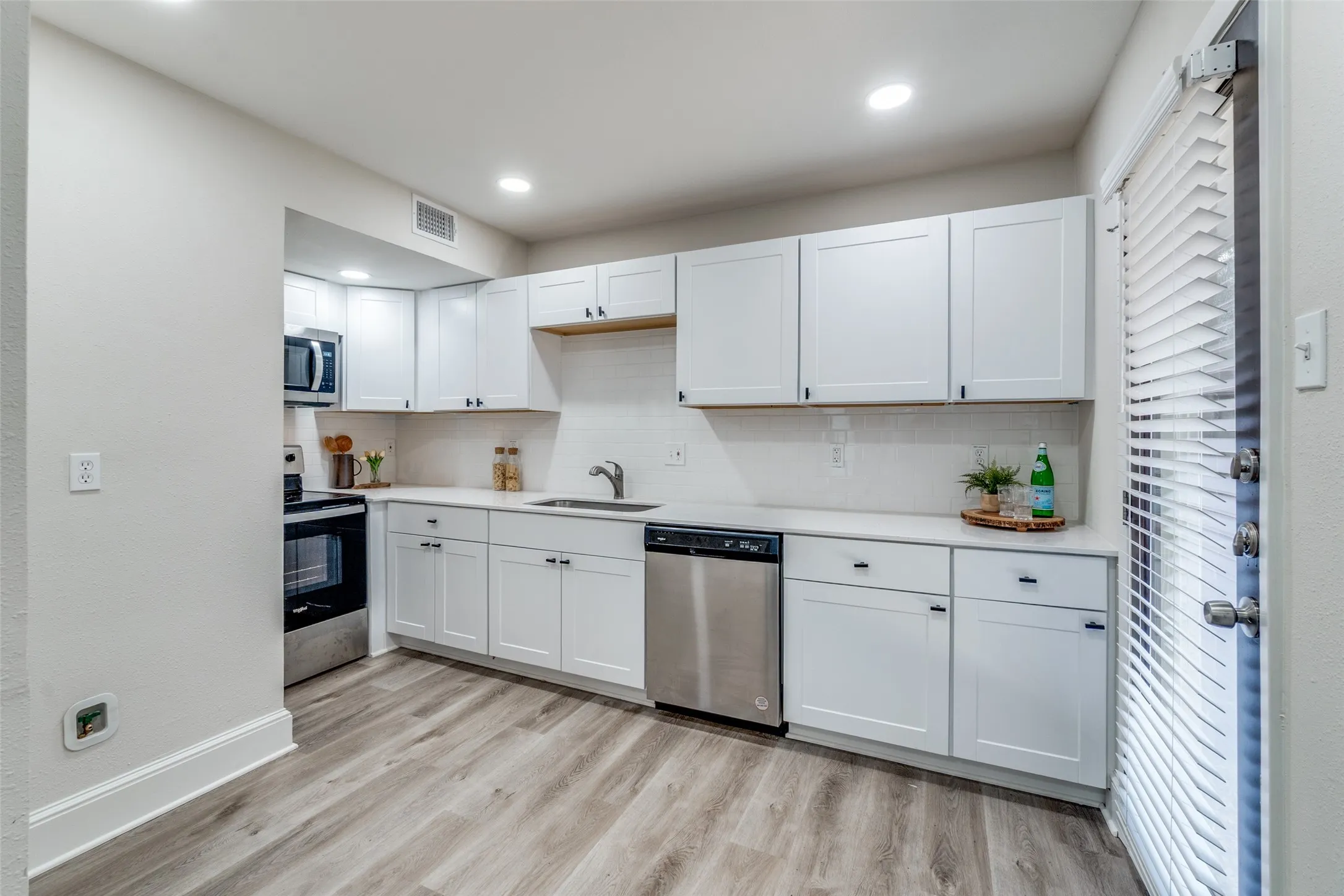 Condominium For Sale in Dallas County , 10211 Regal Oaks Drive 120, Dallas, Texas 75230, 2 Bedroom, 2 Bathroom, Garage spaces, 903 Sqft, built in 1963, mls#21215853, Real Estate Agent in Dallas, Homes For Sale in Dallas county, Homes For Sale in Dallas, Realtor in Dallas Texas, Real Estate Brokerage Independent Realty Texas, Luminita Cordes Realtor