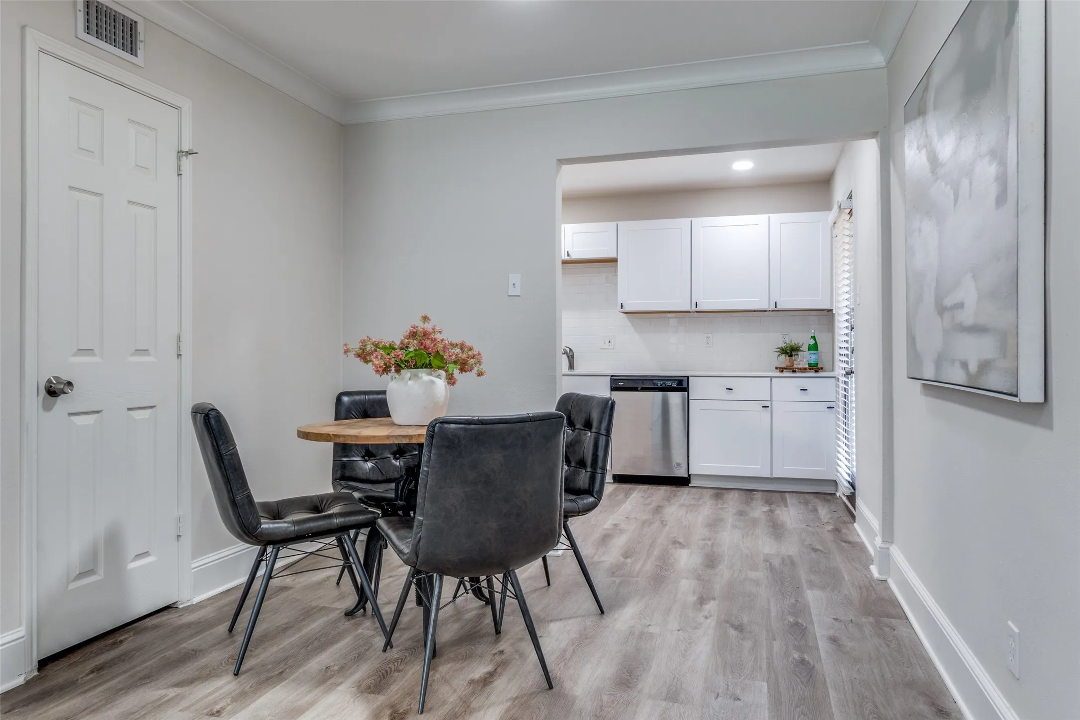 Condominium For Sale in Dallas County , 10211 Regal Oaks Drive 120, Dallas, Texas 75230, 2 Bedroom, 2 Bathroom, Garage spaces, 903 Sqft, built in 1963, mls#21215853, Real Estate Agent in Dallas, Homes For Sale in Dallas county, Homes For Sale in Dallas, Realtor in Dallas Texas, Real Estate Brokerage Independent Realty Texas, Luminita Cordes Realtor