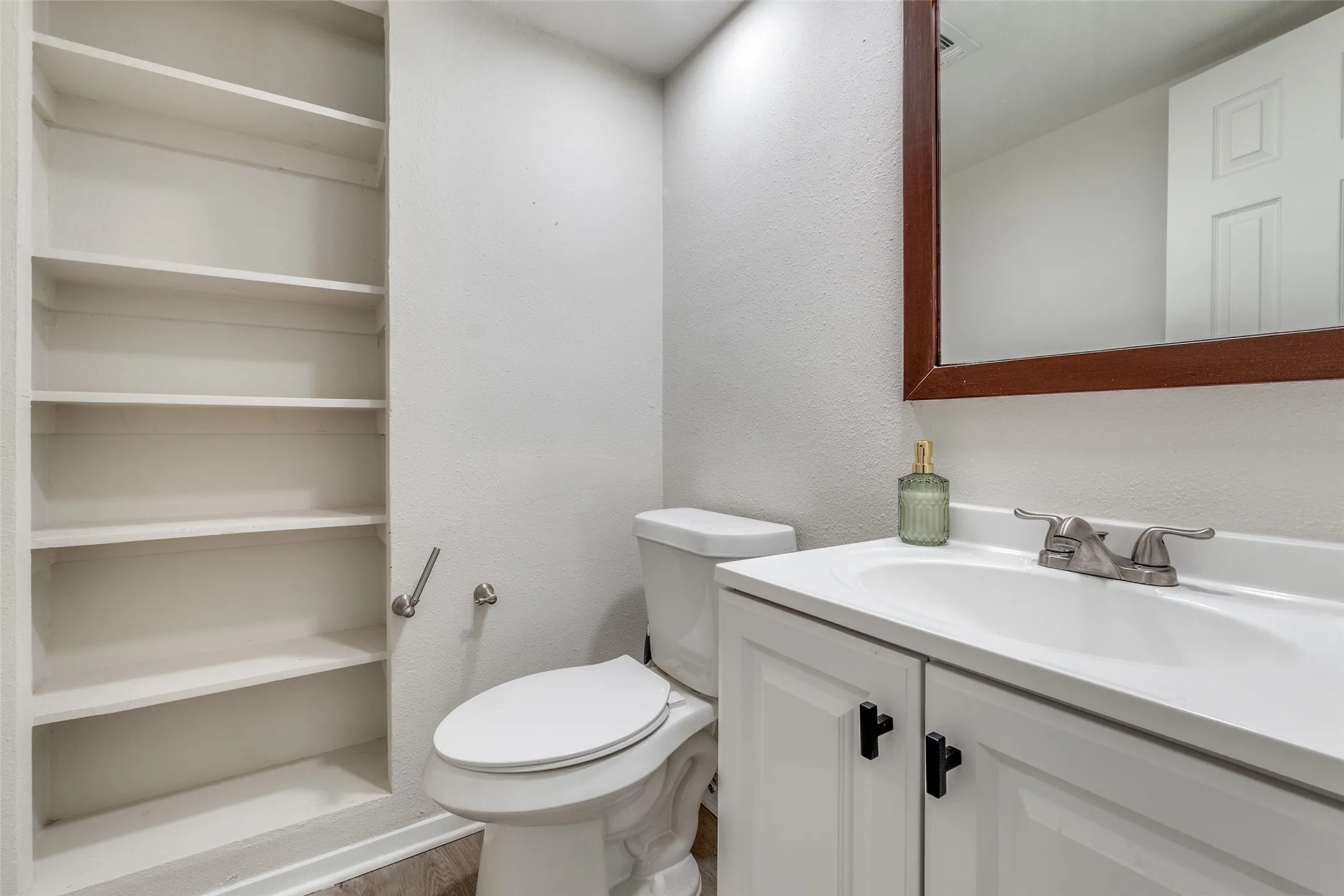 Condominium For Sale in Dallas County , 10211 Regal Oaks Drive 120, Dallas, Texas 75230, 2 Bedroom, 2 Bathroom, Garage spaces, 903 Sqft, built in 1963, mls#21215853, Real Estate Agent in Dallas, Homes For Sale in Dallas county, Homes For Sale in Dallas, Realtor in Dallas Texas, Real Estate Brokerage Independent Realty Texas, Luminita Cordes Realtor