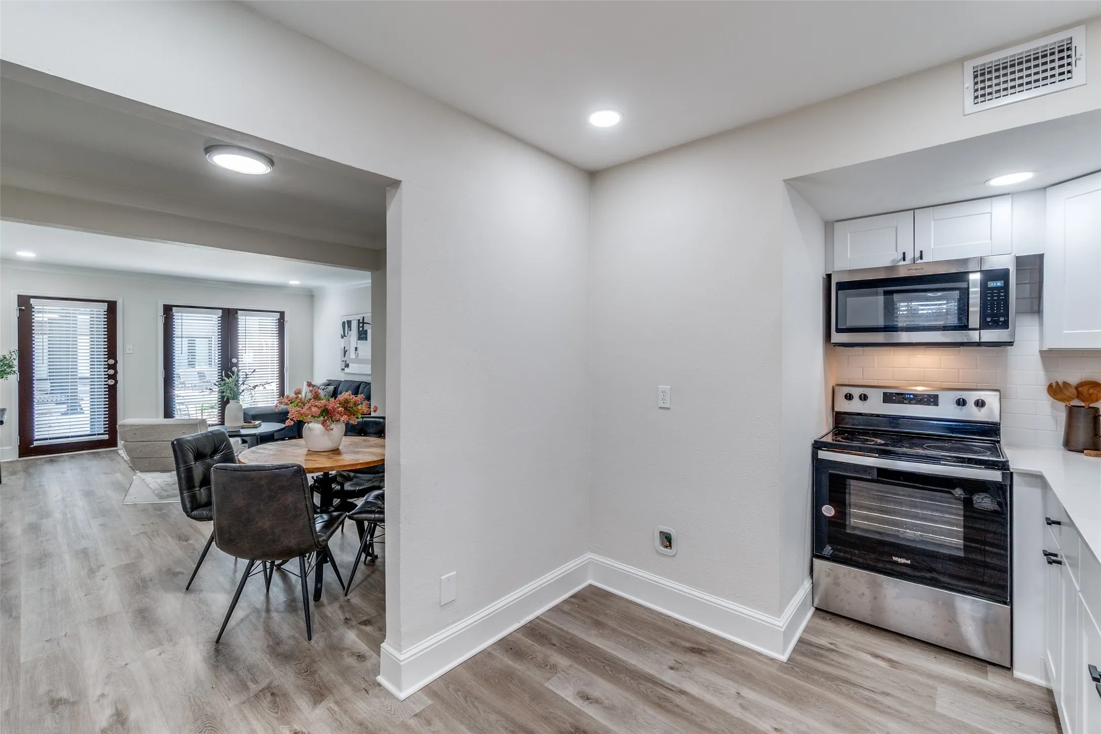Condominium For Sale in Dallas County , 10211 Regal Oaks Drive 120, Dallas, Texas 75230, 2 Bedroom, 2 Bathroom, Garage spaces, 903 Sqft, built in 1963, mls#21215853, Real Estate Agent in Dallas, Homes For Sale in Dallas county, Homes For Sale in Dallas, Realtor in Dallas Texas, Real Estate Brokerage Independent Realty Texas, Luminita Cordes Realtor