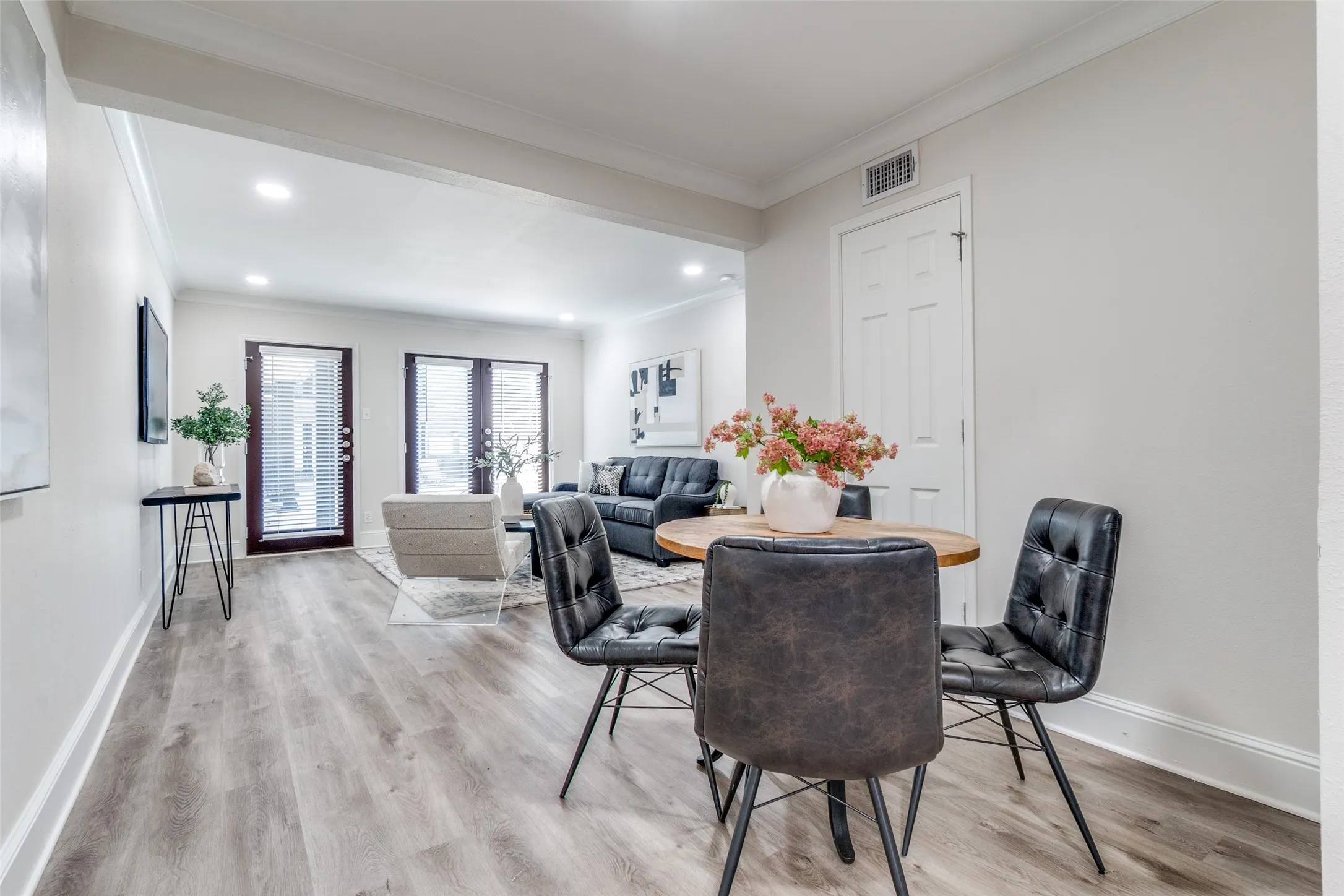 Condominium For Sale in Dallas County , 10211 Regal Oaks Drive 120, Dallas, Texas 75230, 2 Bedroom, 2 Bathroom, Garage spaces, 903 Sqft, built in 1963, mls#21215853, Real Estate Agent in Dallas, Homes For Sale in Dallas county, Homes For Sale in Dallas, Realtor in Dallas Texas, Real Estate Brokerage Independent Realty Texas, Luminita Cordes Realtor
