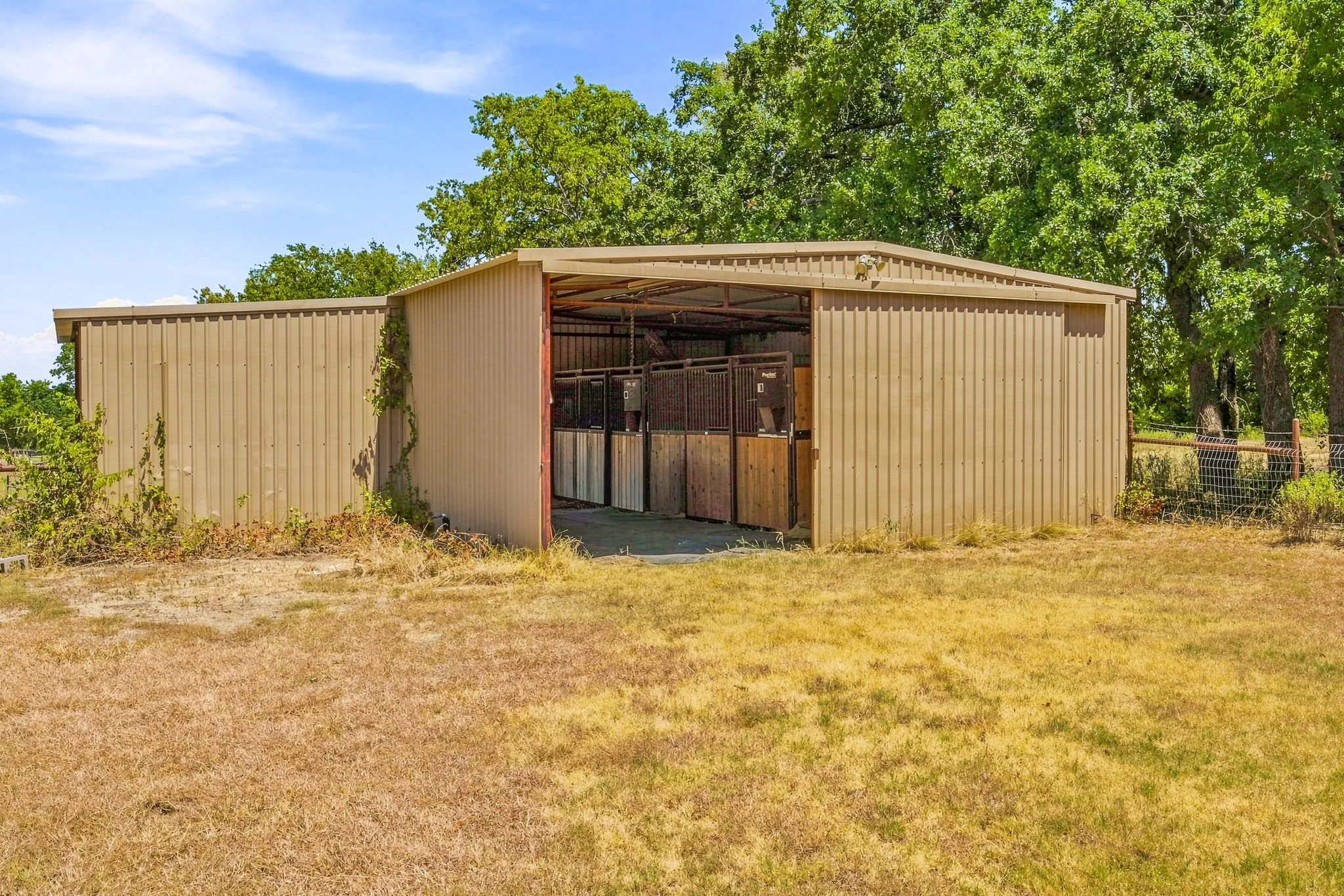 Single Family Residence For Sale in Wise County , 230 Private Road 2174, Decatur, Texas 76234, 4 Bedroom, 3 Bathroom, 2 Garage spaces, 2,952 Sqft, built in 1978, Preowned, mls#21216632, Real Estate Agent in Decatur, Homes For Sale in Wise county, Homes For Sale in Decatur, Realtor in Decatur Texas, Real Estate Brokerage Independent Realty Texas, Luminita Cordes Realtor
