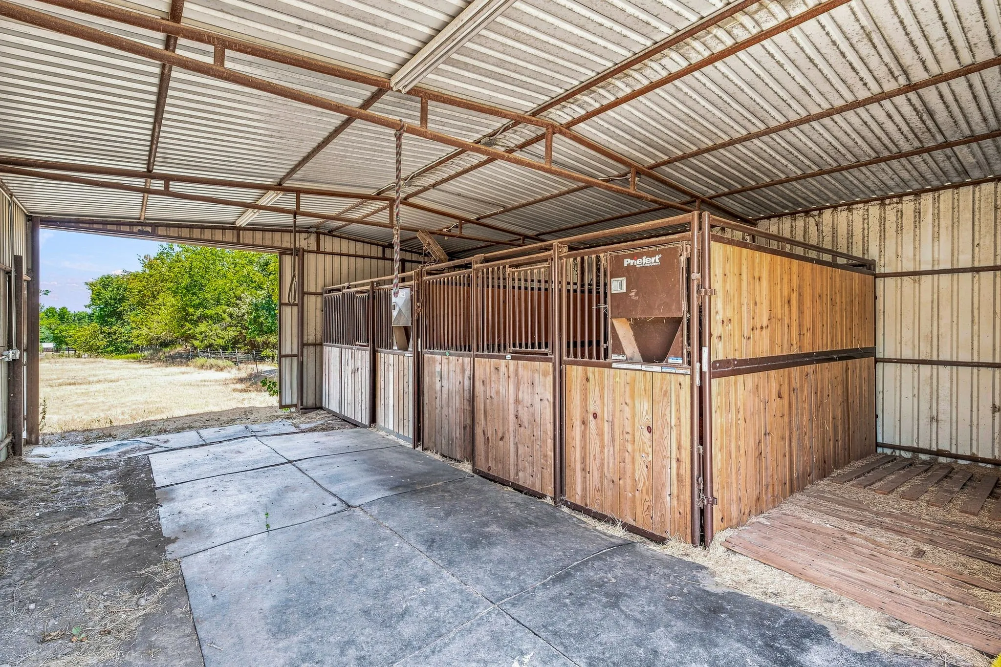 Single Family Residence For Sale in Wise County , 230 Private Road 2174, Decatur, Texas 76234, 4 Bedroom, 3 Bathroom, 2 Garage spaces, 2,952 Sqft, built in 1978, Preowned, mls#21216632, Real Estate Agent in Decatur, Homes For Sale in Wise county, Homes For Sale in Decatur, Realtor in Decatur Texas, Real Estate Brokerage Independent Realty Texas, Luminita Cordes Realtor