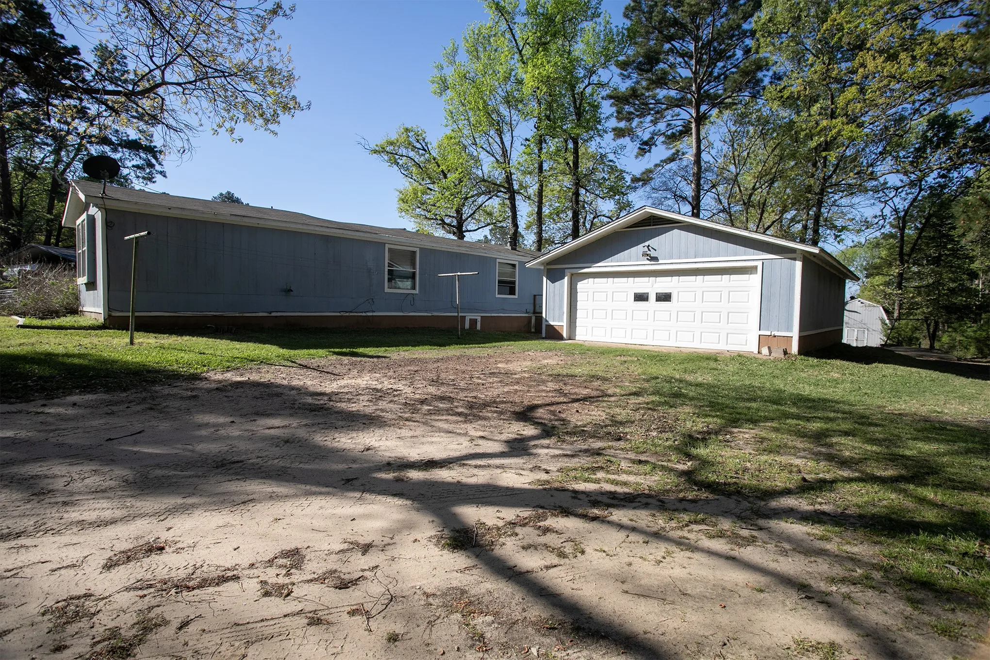 Manufactured Home For Sale in Henderson County , 2781 Lake Breeze Drive, Chandler, Texas 75758, 2 Bedroom, 2 Bathroom, 2 Garage spaces, 1,078 Sqft, built in 1984, mls#21217206, Real Estate Agent in Chandler, Homes For Sale in Henderson county, Homes For Sale in Chandler, Realtor in Chandler Texas, Real Estate Brokerage Independent Realty Texas, Luminita Cordes Realtor