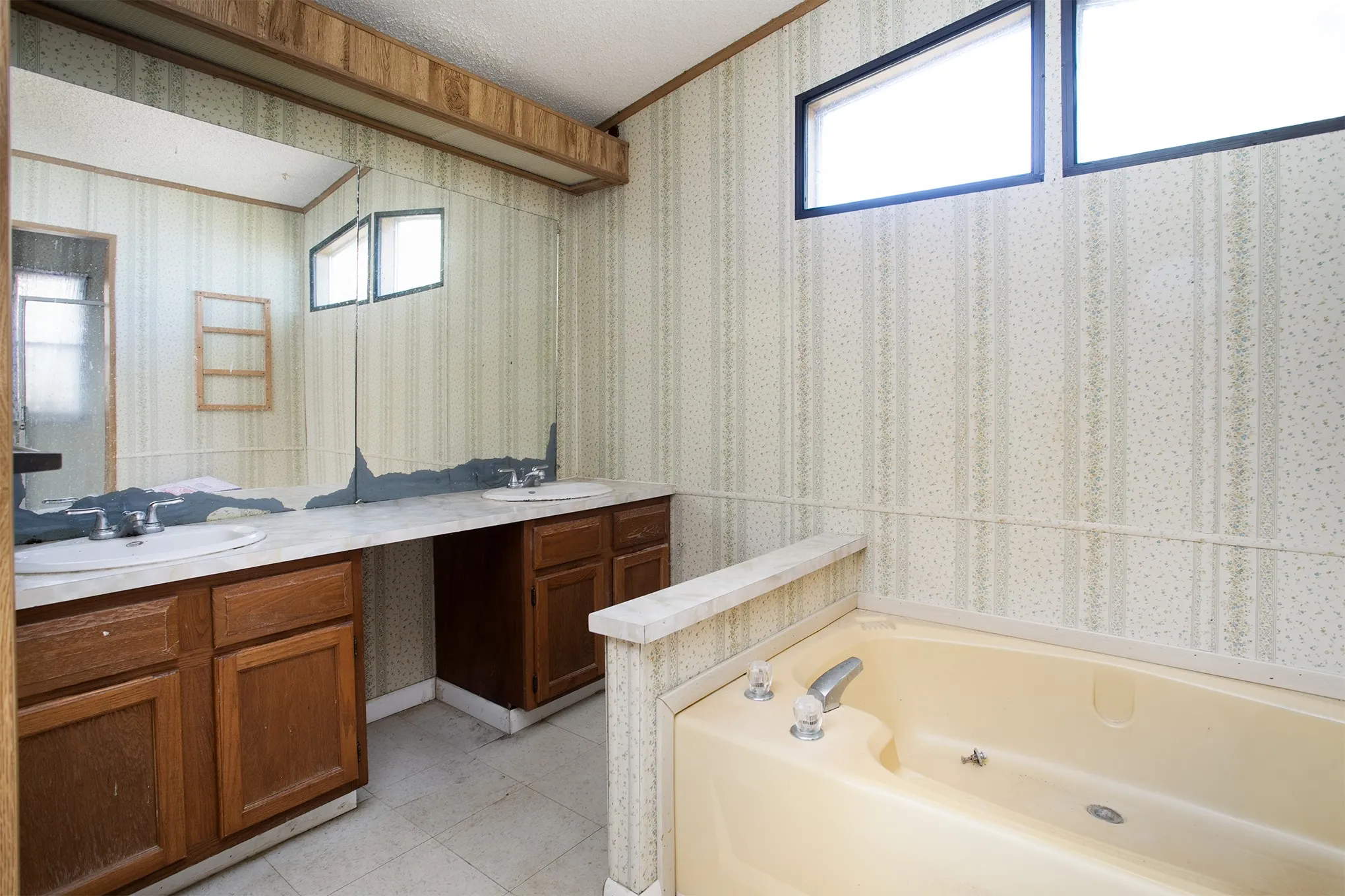 Manufactured Home For Sale in Henderson County , 2781 Lake Breeze Drive, Chandler, Texas 75758, 2 Bedroom, 2 Bathroom, 2 Garage spaces, 1,078 Sqft, built in 1984, mls#21217206, Real Estate Agent in Chandler, Homes For Sale in Henderson county, Homes For Sale in Chandler, Realtor in Chandler Texas, Real Estate Brokerage Independent Realty Texas, Luminita Cordes Realtor
