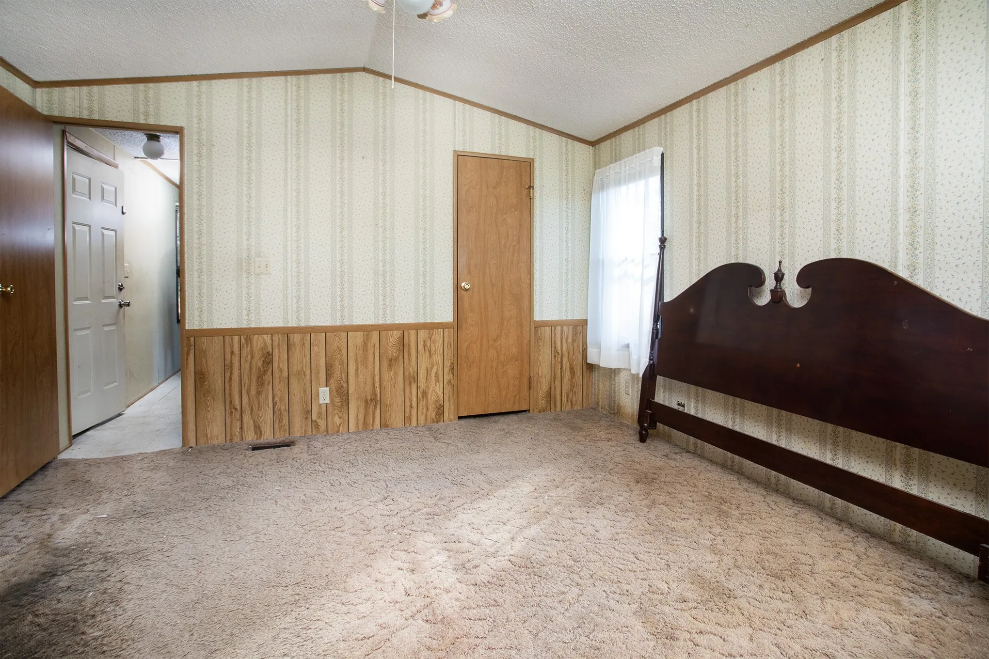 Manufactured Home For Sale in Henderson County , 2781 Lake Breeze Drive, Chandler, Texas 75758, 2 Bedroom, 2 Bathroom, 2 Garage spaces, 1,078 Sqft, built in 1984, mls#21217206, Real Estate Agent in Chandler, Homes For Sale in Henderson county, Homes For Sale in Chandler, Realtor in Chandler Texas, Real Estate Brokerage Independent Realty Texas, Luminita Cordes Realtor