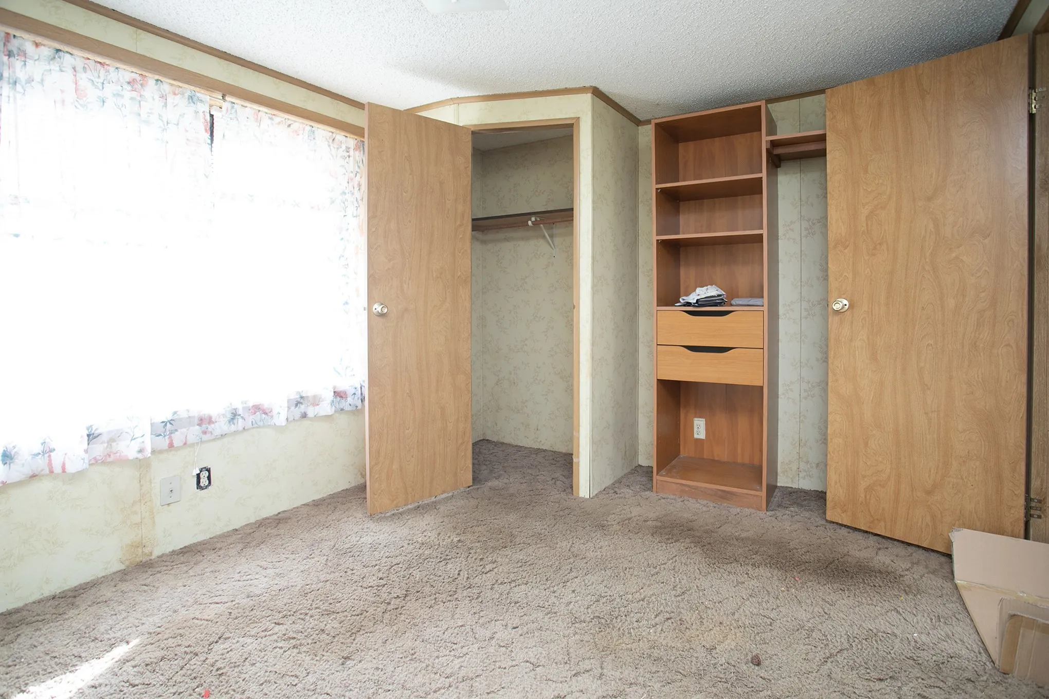 Manufactured Home For Sale in Henderson County , 2781 Lake Breeze Drive, Chandler, Texas 75758, 2 Bedroom, 2 Bathroom, 2 Garage spaces, 1,078 Sqft, built in 1984, mls#21217206, Real Estate Agent in Chandler, Homes For Sale in Henderson county, Homes For Sale in Chandler, Realtor in Chandler Texas, Real Estate Brokerage Independent Realty Texas, Luminita Cordes Realtor