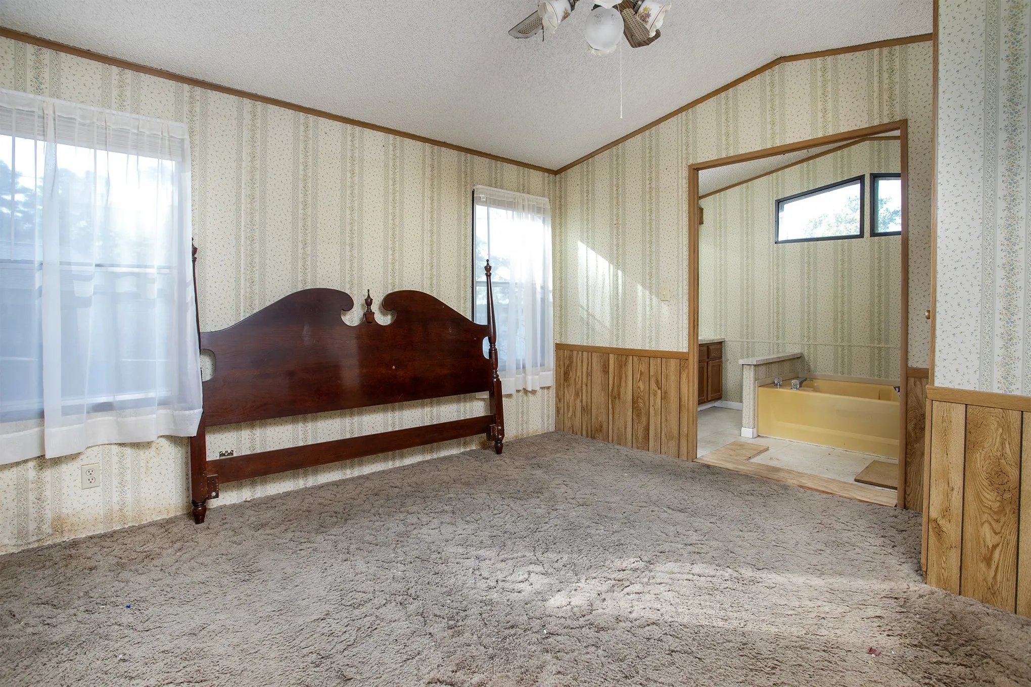 Manufactured Home For Sale in Henderson County , 2781 Lake Breeze Drive, Chandler, Texas 75758, 2 Bedroom, 2 Bathroom, 2 Garage spaces, 1,078 Sqft, built in 1984, mls#21217206, Real Estate Agent in Chandler, Homes For Sale in Henderson county, Homes For Sale in Chandler, Realtor in Chandler Texas, Real Estate Brokerage Independent Realty Texas, Luminita Cordes Realtor