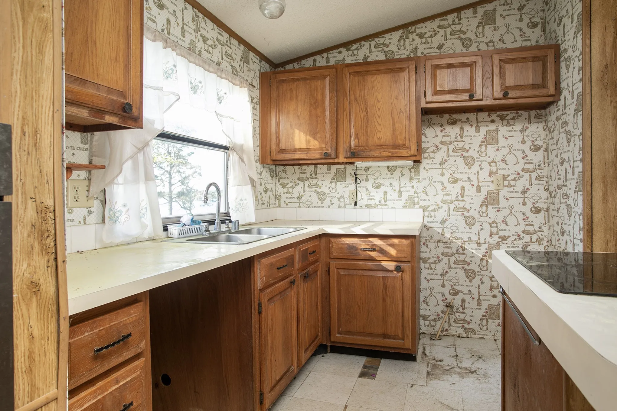 Manufactured Home For Sale in Henderson County , 2781 Lake Breeze Drive, Chandler, Texas 75758, 2 Bedroom, 2 Bathroom, 2 Garage spaces, 1,078 Sqft, built in 1984, mls#21217206, Real Estate Agent in Chandler, Homes For Sale in Henderson county, Homes For Sale in Chandler, Realtor in Chandler Texas, Real Estate Brokerage Independent Realty Texas, Luminita Cordes Realtor
