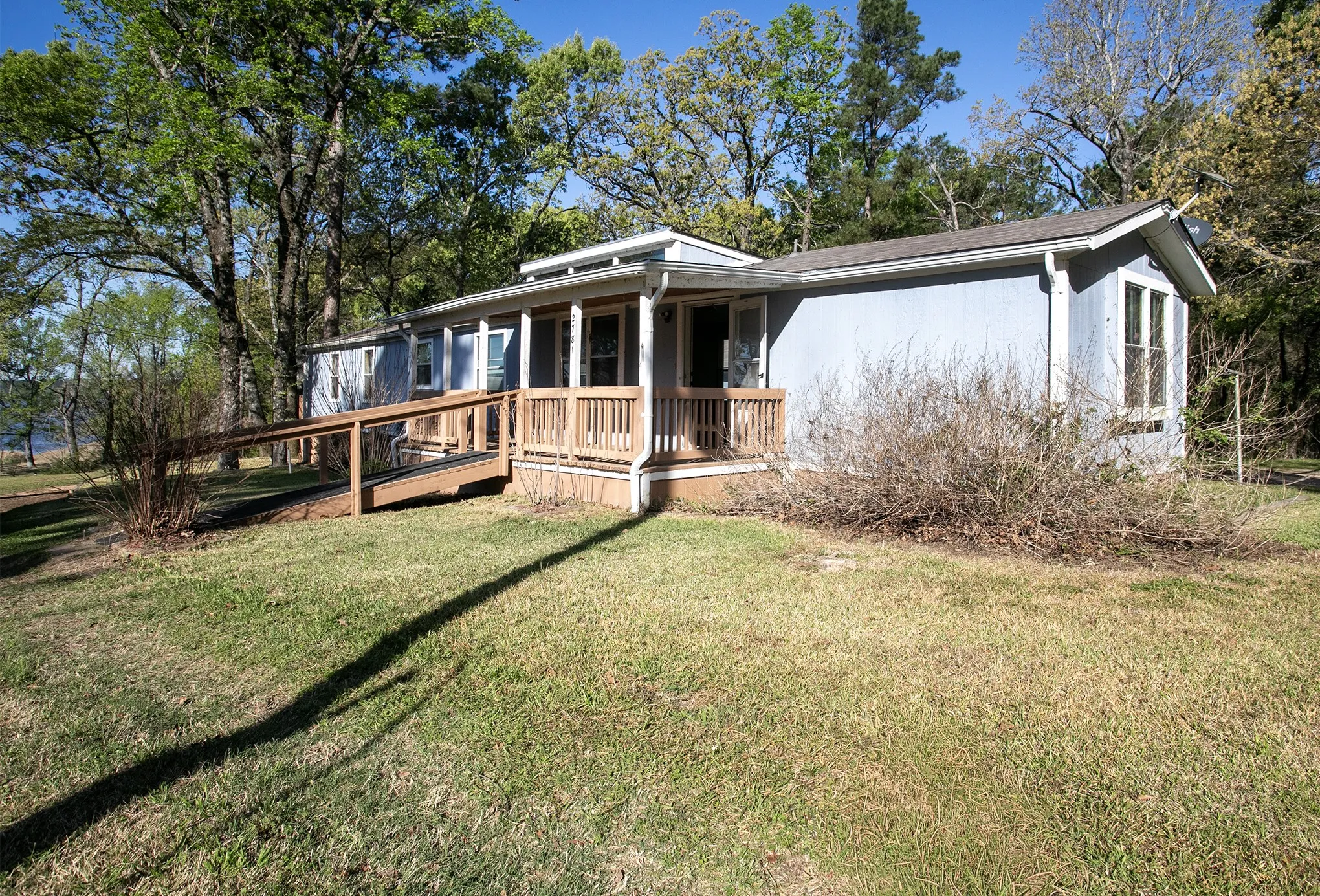 Manufactured Home For Sale in Henderson County , 2781 Lake Breeze Drive, Chandler, Texas 75758, 2 Bedroom, 2 Bathroom, 2 Garage spaces, 1,078 Sqft, built in 1984, mls#21217206, Real Estate Agent in Chandler, Homes For Sale in Henderson county, Homes For Sale in Chandler, Realtor in Chandler Texas, Real Estate Brokerage Independent Realty Texas, Luminita Cordes Realtor