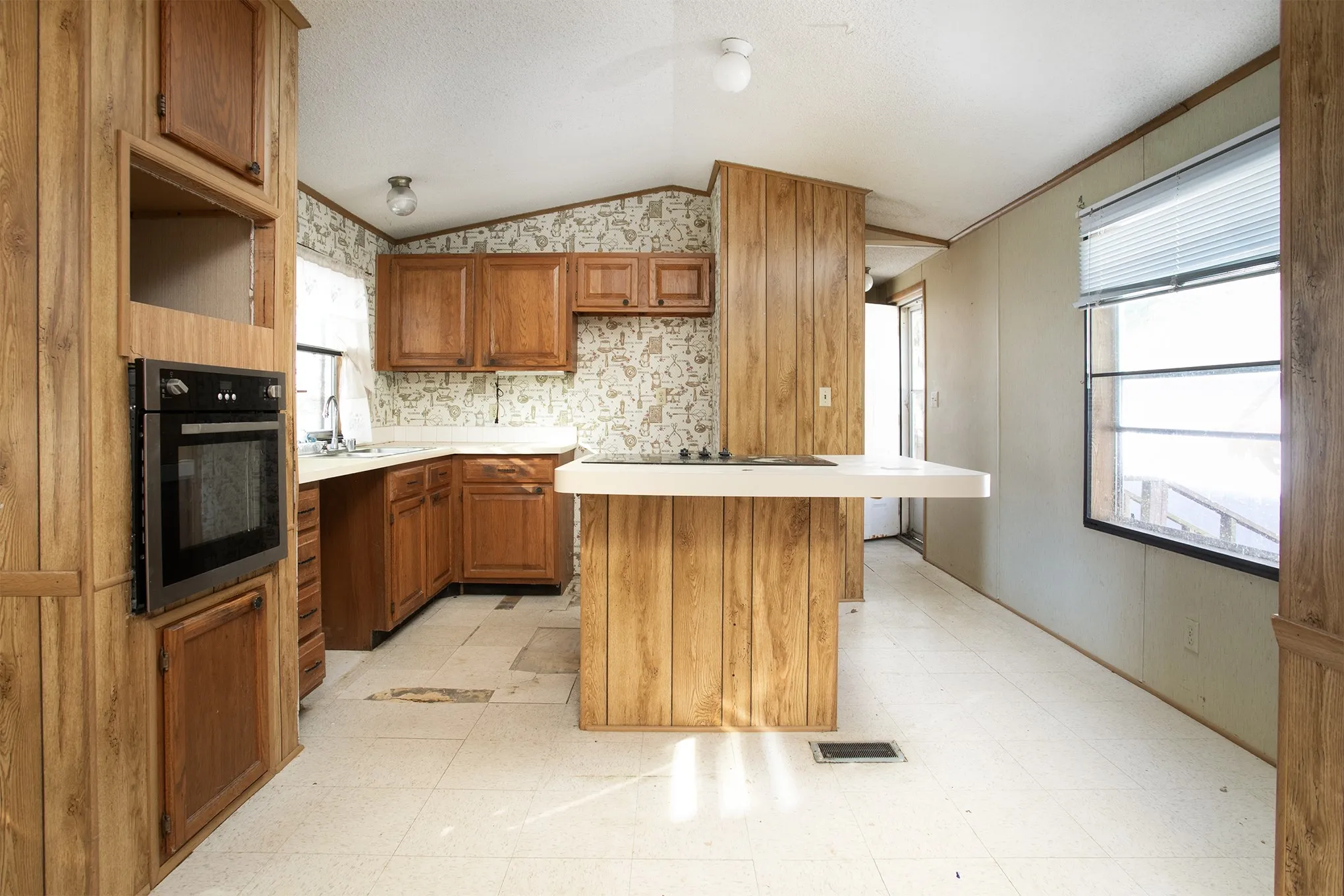 Manufactured Home For Sale in Henderson County , 2781 Lake Breeze Drive, Chandler, Texas 75758, 2 Bedroom, 2 Bathroom, 2 Garage spaces, 1,078 Sqft, built in 1984, mls#21217206, Real Estate Agent in Chandler, Homes For Sale in Henderson county, Homes For Sale in Chandler, Realtor in Chandler Texas, Real Estate Brokerage Independent Realty Texas, Luminita Cordes Realtor