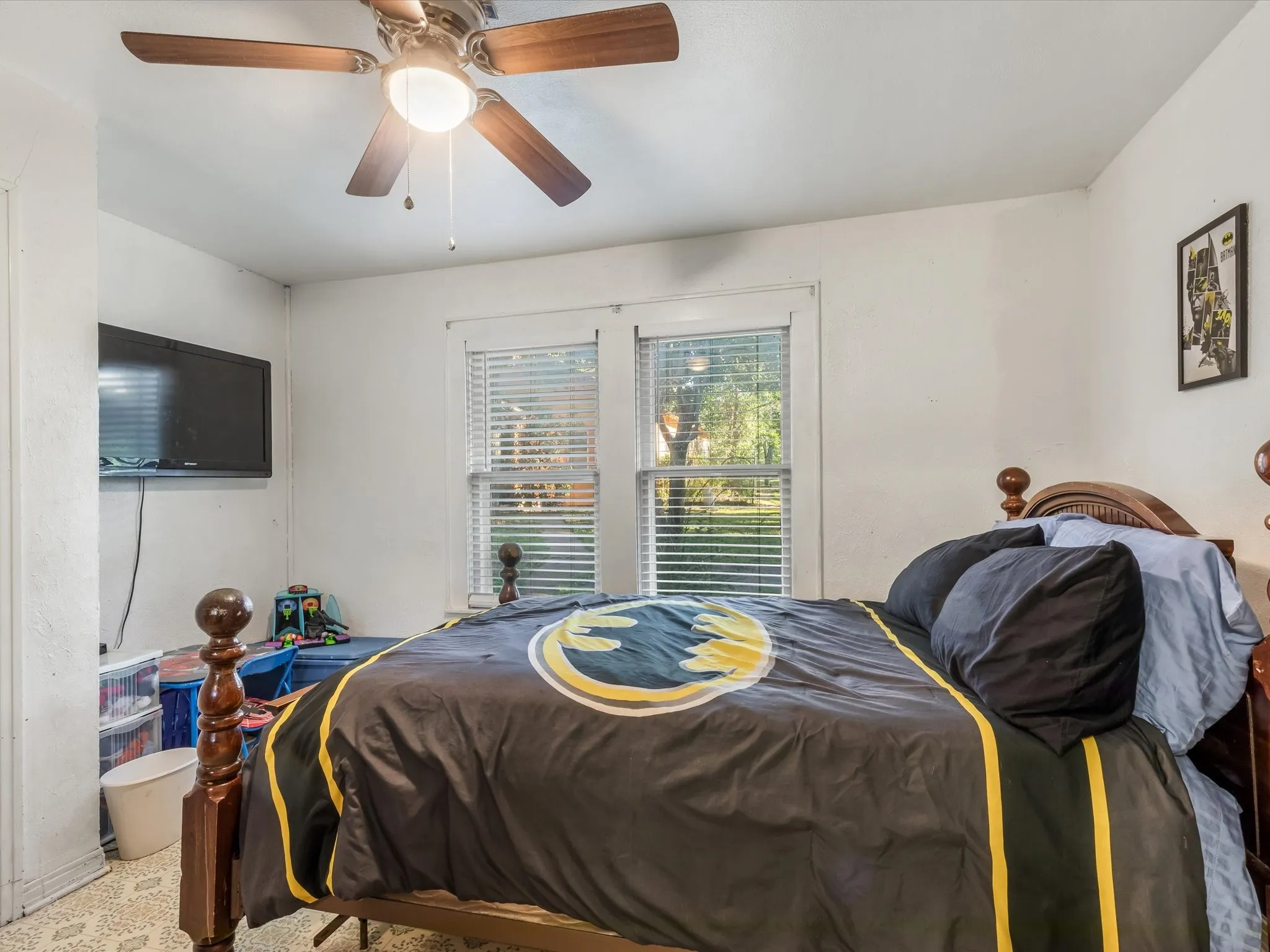 Bedroom with ceiling fan
