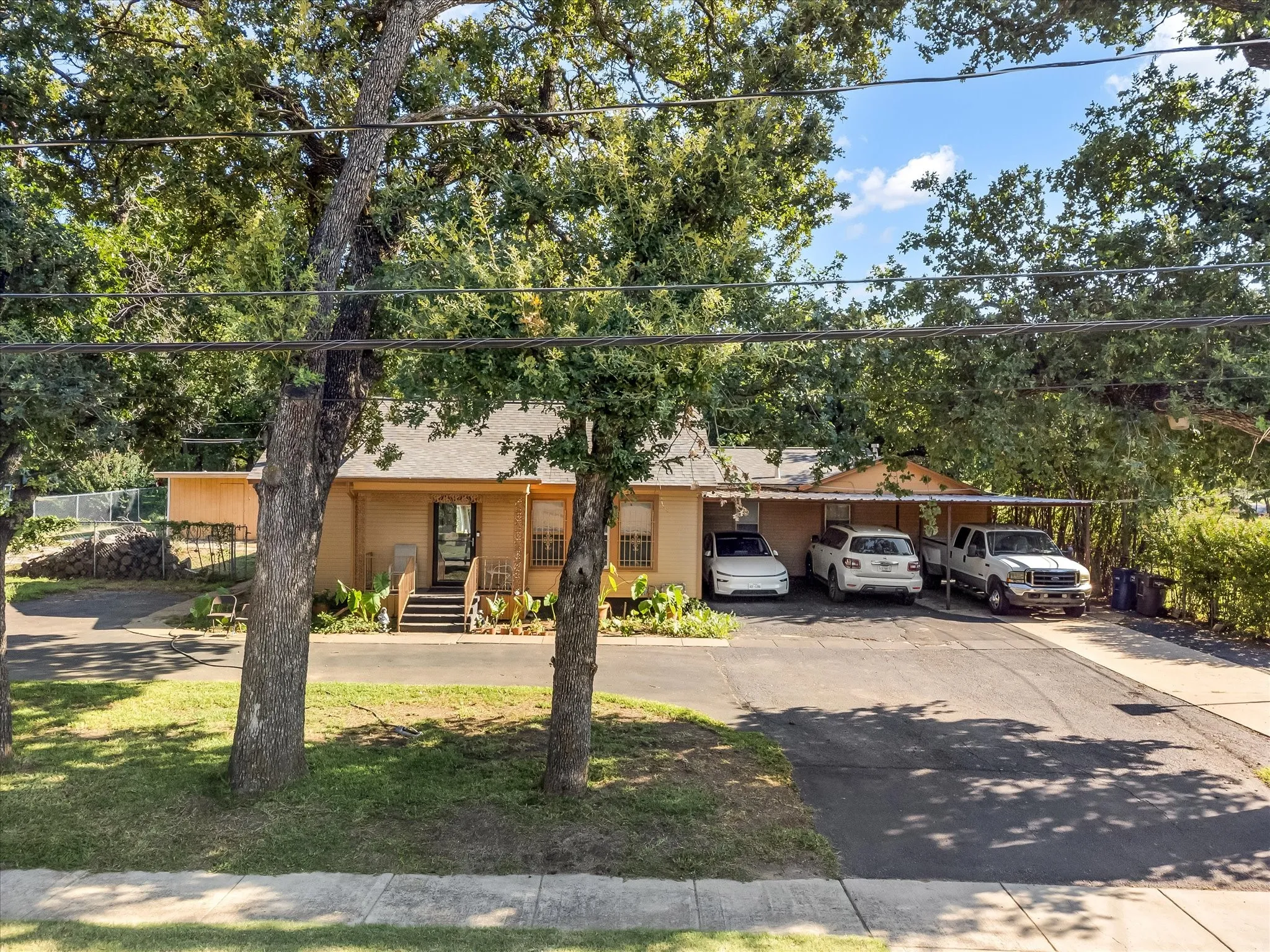 Single Family Residence For Sale in Tarrant County , 3002 Mecca Street, Fort Worth, Texas 76119, 3 Bedroom, 3 Bathroom, 2 Garage spaces, 1,608 Sqft, built in 1945, Preowned, mls#21217197, Real Estate Agent in Fort Worth, Homes For Sale in Tarrant county, Homes For Sale in Fort Worth, Realtor in Fort Worth Texas, Real Estate Brokerage Independent Realty Texas, Luminita Cordes Realtor