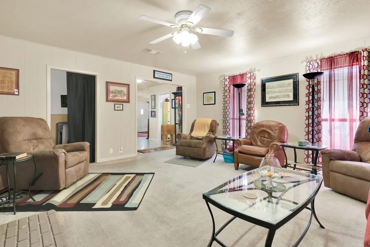Single Family Residence For Sale in Grayson County , 616 Kessler Boulevard, Sherman, Texas 75092, 3 Bedrooms, 2 Bathrooms, Garage spaces, 2,091 Sqft, built in 1952, Preowned, Price $249,500, mls#21217288, Real Estate Agent in Sherman, Homes For Sale in Grayson county, Homes For Sale in Sherman, Realtor in Sherman Texas, Real Estate Brokerage Independent Realty Texas, Luminita Cordes Realtor