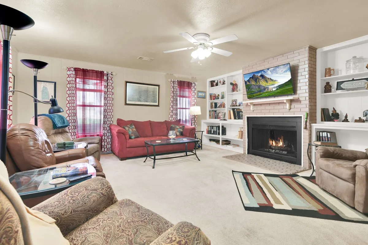 Single Family Residence For Sale in Grayson County , 616 Kessler Boulevard, Sherman, Texas 75092, 3 Bedrooms, 2 Bathrooms, Garage spaces, 2,091 Sqft, built in 1952, Preowned, Price $249,500, mls#21217288, Real Estate Agent in Sherman, Homes For Sale in Grayson county, Homes For Sale in Sherman, Realtor in Sherman Texas, Real Estate Brokerage Independent Realty Texas, Luminita Cordes Realtor