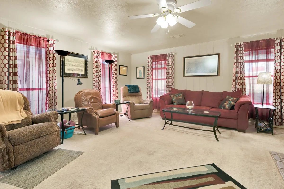 Single Family Residence For Sale in Grayson County , 616 Kessler Boulevard, Sherman, Texas 75092, 3 Bedrooms, 2 Bathrooms, Garage spaces, 2,091 Sqft, built in 1952, Preowned, Price $249,500, mls#21217288, Real Estate Agent in Sherman, Homes For Sale in Grayson county, Homes For Sale in Sherman, Realtor in Sherman Texas, Real Estate Brokerage Independent Realty Texas, Luminita Cordes Realtor