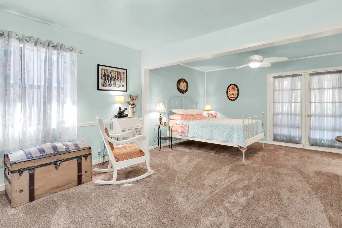 Single Family Residence For Sale in Grayson County , 616 Kessler Boulevard, Sherman, Texas 75092, 3 Bedrooms, 2 Bathrooms, Garage spaces, 2,091 Sqft, built in 1952, Preowned, Price $249,500, mls#21217288, Real Estate Agent in Sherman, Homes For Sale in Grayson county, Homes For Sale in Sherman, Realtor in Sherman Texas, Real Estate Brokerage Independent Realty Texas, Luminita Cordes Realtor
