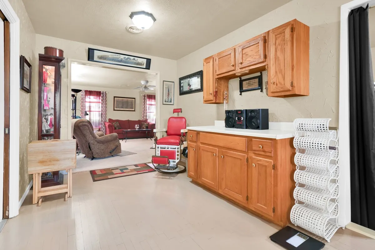 Single Family Residence For Sale in Grayson County , 616 Kessler Boulevard, Sherman, Texas 75092, 3 Bedrooms, 2 Bathrooms, Garage spaces, 2,091 Sqft, built in 1952, Preowned, Price $249,500, mls#21217288, Real Estate Agent in Sherman, Homes For Sale in Grayson county, Homes For Sale in Sherman, Realtor in Sherman Texas, Real Estate Brokerage Independent Realty Texas, Luminita Cordes Realtor