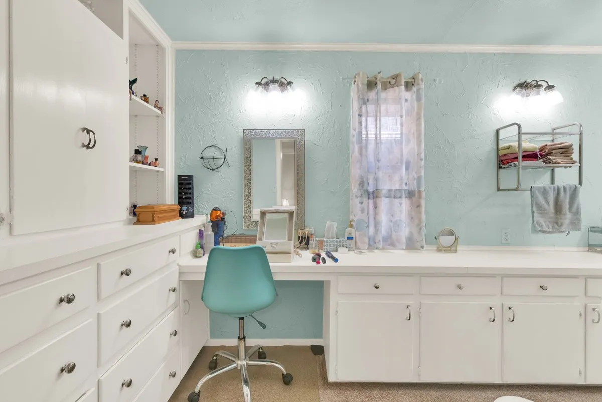 Single Family Residence For Sale in Grayson County , 616 Kessler Boulevard, Sherman, Texas 75092, 3 Bedrooms, 2 Bathrooms, Garage spaces, 2,091 Sqft, built in 1952, Preowned, Price $249,500, mls#21217288, Real Estate Agent in Sherman, Homes For Sale in Grayson county, Homes For Sale in Sherman, Realtor in Sherman Texas, Real Estate Brokerage Independent Realty Texas, Luminita Cordes Realtor