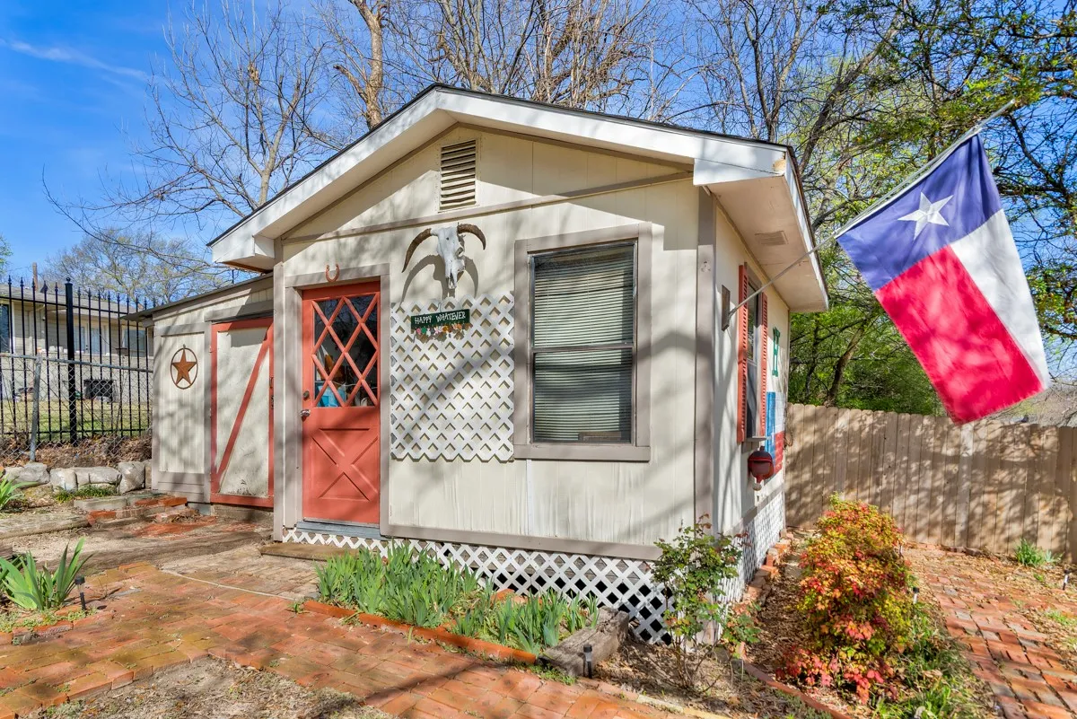 Single Family Residence For Sale in Grayson County , 616 Kessler Boulevard, Sherman, Texas 75092, 3 Bedrooms, 2 Bathrooms, Garage spaces, 2,091 Sqft, built in 1952, Preowned, Price $249,500, mls#21217288, Real Estate Agent in Sherman, Homes For Sale in Grayson county, Homes For Sale in Sherman, Realtor in Sherman Texas, Real Estate Brokerage Independent Realty Texas, Luminita Cordes Realtor