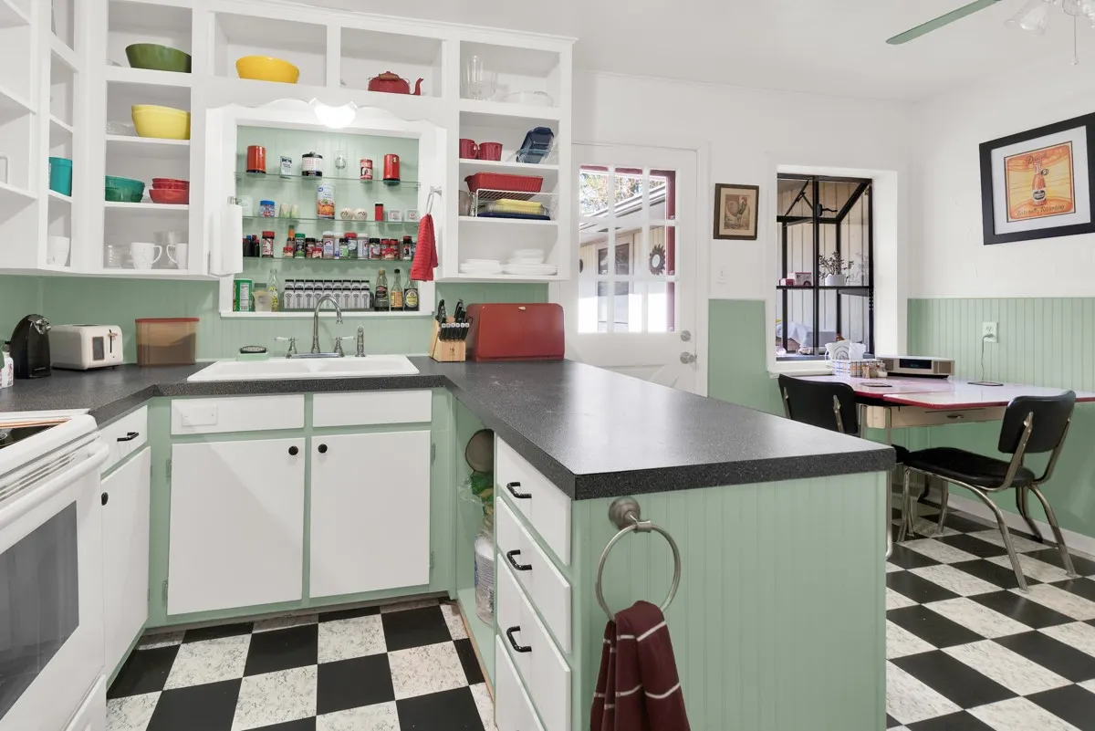 Single Family Residence For Sale in Grayson County , 616 Kessler Boulevard, Sherman, Texas 75092, 3 Bedrooms, 2 Bathrooms, Garage spaces, 2,091 Sqft, built in 1952, Preowned, Price $249,500, mls#21217288, Real Estate Agent in Sherman, Homes For Sale in Grayson county, Homes For Sale in Sherman, Realtor in Sherman Texas, Real Estate Brokerage Independent Realty Texas, Luminita Cordes Realtor