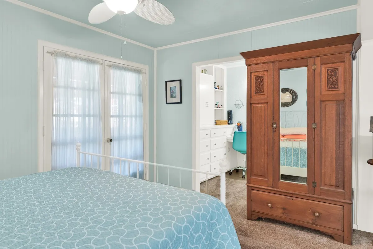 Single Family Residence For Sale in Grayson County , 616 Kessler Boulevard, Sherman, Texas 75092, 3 Bedrooms, 2 Bathrooms, Garage spaces, 2,091 Sqft, built in 1952, Preowned, Price $249,500, mls#21217288, Real Estate Agent in Sherman, Homes For Sale in Grayson county, Homes For Sale in Sherman, Realtor in Sherman Texas, Real Estate Brokerage Independent Realty Texas, Luminita Cordes Realtor