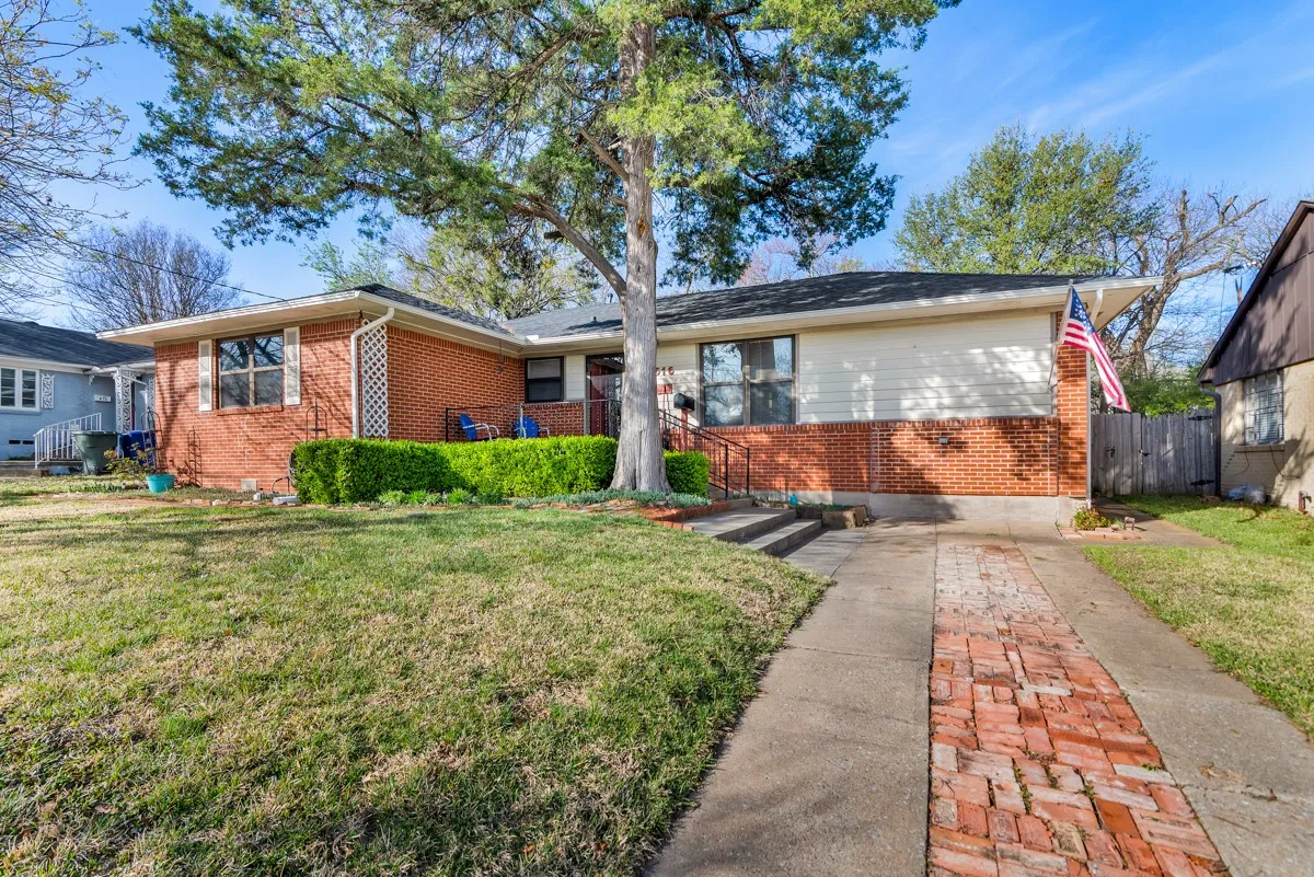 Single Family Residence For Sale in Grayson County , 616 Kessler Boulevard, Sherman, Texas 75092, 3 Bedrooms, 2 Bathrooms, Garage spaces, 2,091 Sqft, built in 1952, Preowned, Price $249,500, mls#21217288, Real Estate Agent in Sherman, Homes For Sale in Grayson county, Homes For Sale in Sherman, Realtor in Sherman Texas, Real Estate Brokerage Independent Realty Texas, Luminita Cordes Realtor