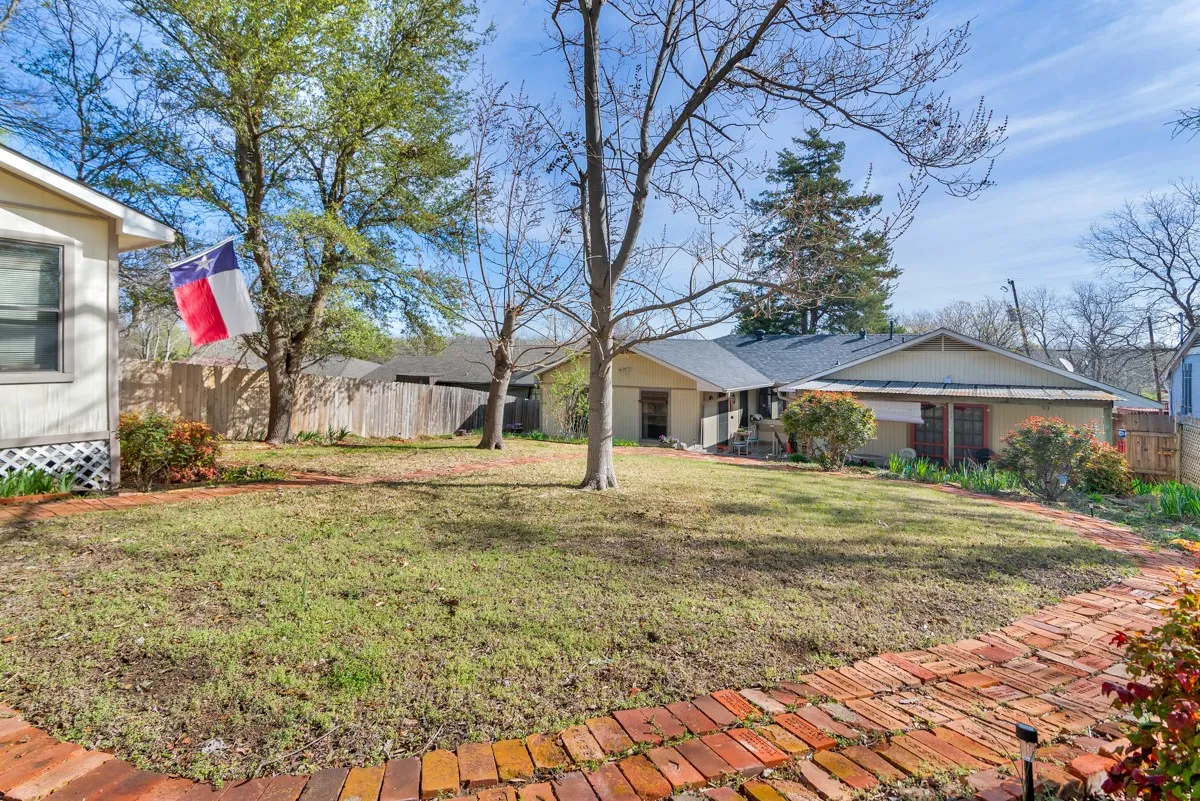 Single Family Residence For Sale in Grayson County , 616 Kessler Boulevard, Sherman, Texas 75092, 3 Bedrooms, 2 Bathrooms, Garage spaces, 2,091 Sqft, built in 1952, Preowned, Price $249,500, mls#21217288, Real Estate Agent in Sherman, Homes For Sale in Grayson county, Homes For Sale in Sherman, Realtor in Sherman Texas, Real Estate Brokerage Independent Realty Texas, Luminita Cordes Realtor