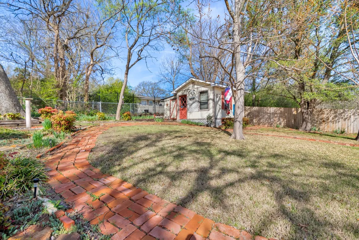 Single Family Residence For Sale in Grayson County , 616 Kessler Boulevard, Sherman, Texas 75092, 3 Bedrooms, 2 Bathrooms, Garage spaces, 2,091 Sqft, built in 1952, Preowned, Price $249,500, mls#21217288, Real Estate Agent in Sherman, Homes For Sale in Grayson county, Homes For Sale in Sherman, Realtor in Sherman Texas, Real Estate Brokerage Independent Realty Texas, Luminita Cordes Realtor