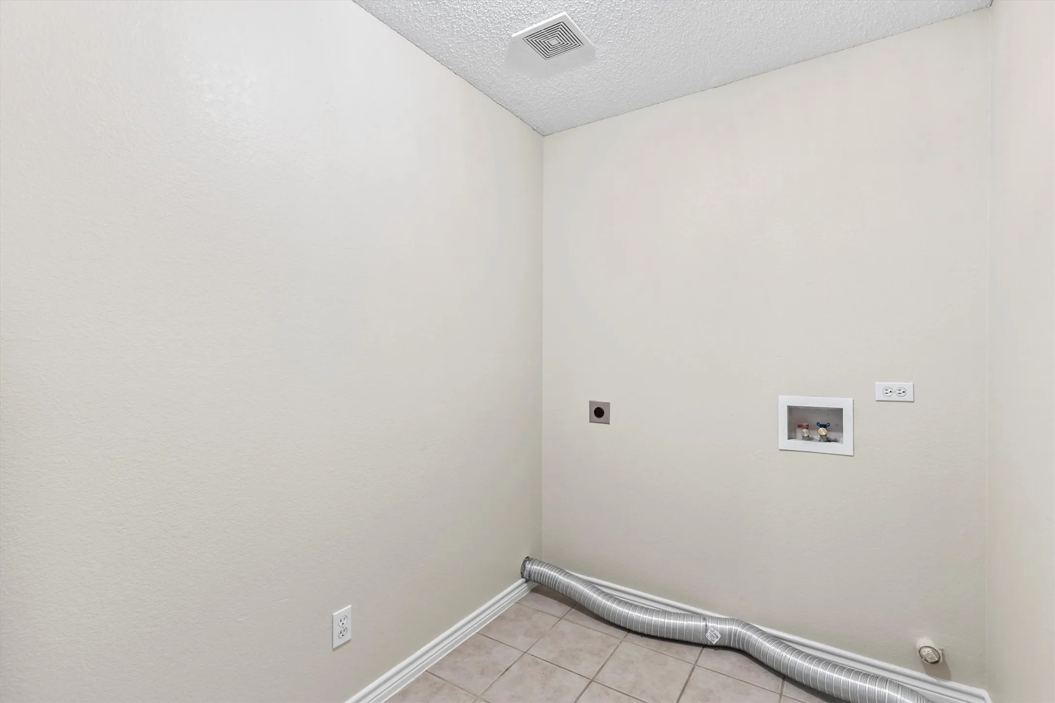 Single Family Residence For Sale in Collin County , 6581 Meadow Ridge Circle, Nevada, Texas 75173, 4 Bedroom, 2 Bathroom, 2 Garage spaces, 2,109 Sqft, built in 2003, Preowned, mls#21216017, Real Estate Agent in Nevada, Homes For Sale in Collin county, Homes For Sale in Nevada, Realtor in Nevada Texas, Real Estate Brokerage Independent Realty Texas, Luminita Cordes Realtor