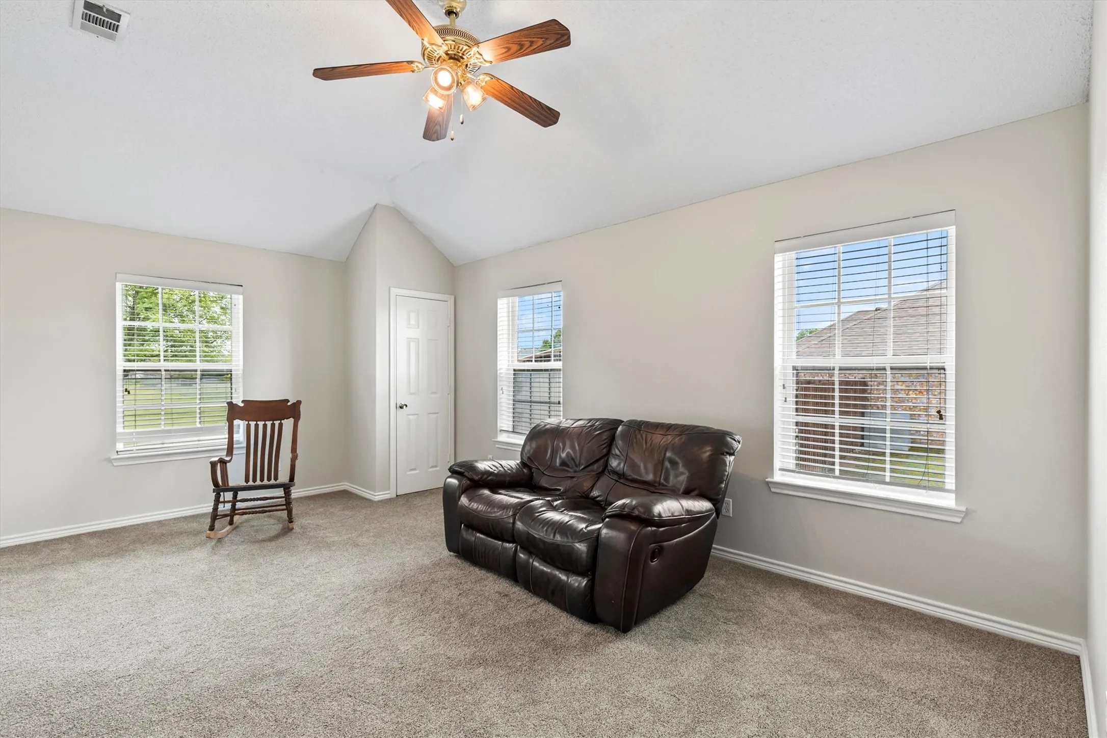 Single Family Residence For Sale in Collin County , 6581 Meadow Ridge Circle, Nevada, Texas 75173, 4 Bedroom, 2 Bathroom, 2 Garage spaces, 2,109 Sqft, built in 2003, Preowned, mls#21216017, Real Estate Agent in Nevada, Homes For Sale in Collin county, Homes For Sale in Nevada, Realtor in Nevada Texas, Real Estate Brokerage Independent Realty Texas, Luminita Cordes Realtor