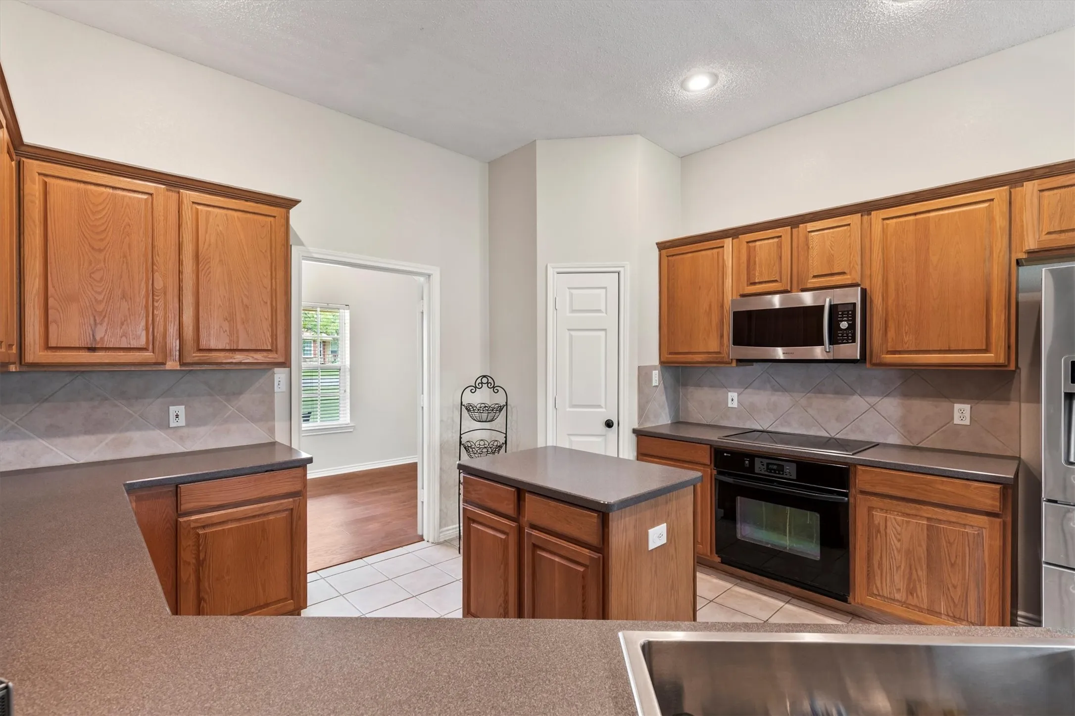 Single Family Residence For Sale in Collin County , 6581 Meadow Ridge Circle, Nevada, Texas 75173, 4 Bedroom, 2 Bathroom, 2 Garage spaces, 2,109 Sqft, built in 2003, Preowned, mls#21216017, Real Estate Agent in Nevada, Homes For Sale in Collin county, Homes For Sale in Nevada, Realtor in Nevada Texas, Real Estate Brokerage Independent Realty Texas, Luminita Cordes Realtor