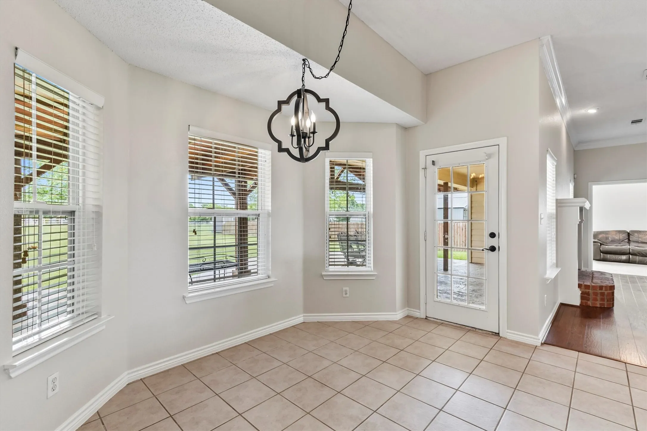 Single Family Residence For Sale in Collin County , 6581 Meadow Ridge Circle, Nevada, Texas 75173, 4 Bedroom, 2 Bathroom, 2 Garage spaces, 2,109 Sqft, built in 2003, Preowned, mls#21216017, Real Estate Agent in Nevada, Homes For Sale in Collin county, Homes For Sale in Nevada, Realtor in Nevada Texas, Real Estate Brokerage Independent Realty Texas, Luminita Cordes Realtor