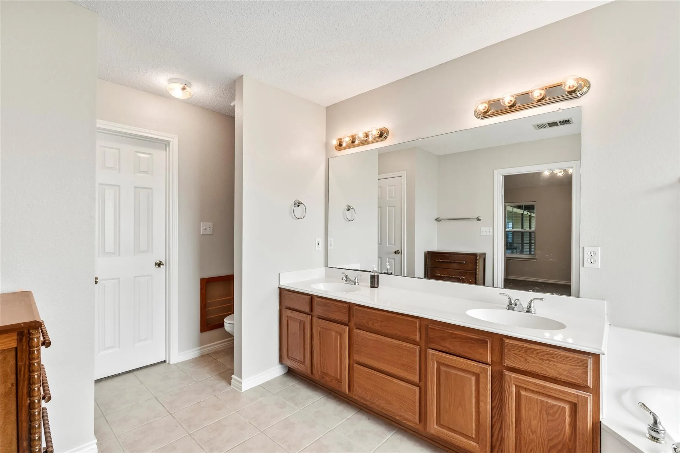 Single Family Residence For Sale in Collin County , 6581 Meadow Ridge Circle, Nevada, Texas 75173, 4 Bedroom, 2 Bathroom, 2 Garage spaces, 2,109 Sqft, built in 2003, Preowned, mls#21216017, Real Estate Agent in Nevada, Homes For Sale in Collin county, Homes For Sale in Nevada, Realtor in Nevada Texas, Real Estate Brokerage Independent Realty Texas, Luminita Cordes Realtor
