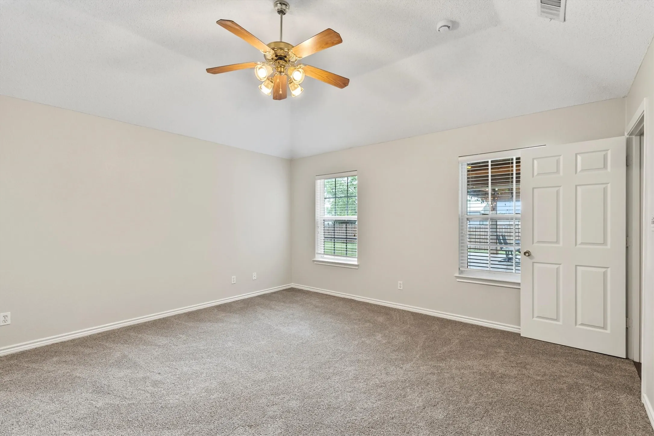 Single Family Residence For Sale in Collin County , 6581 Meadow Ridge Circle, Nevada, Texas 75173, 4 Bedroom, 2 Bathroom, 2 Garage spaces, 2,109 Sqft, built in 2003, Preowned, mls#21216017, Real Estate Agent in Nevada, Homes For Sale in Collin county, Homes For Sale in Nevada, Realtor in Nevada Texas, Real Estate Brokerage Independent Realty Texas, Luminita Cordes Realtor