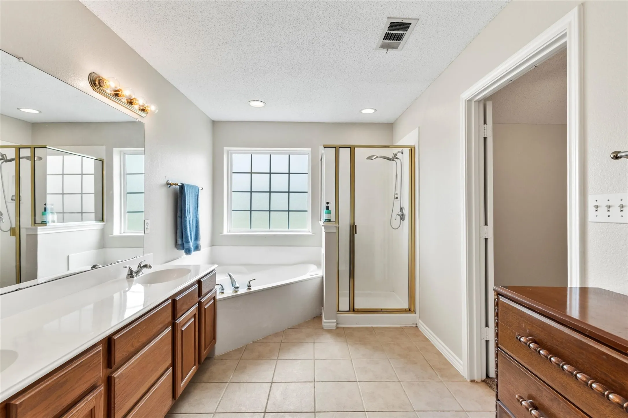 Single Family Residence For Sale in Collin County , 6581 Meadow Ridge Circle, Nevada, Texas 75173, 4 Bedroom, 2 Bathroom, 2 Garage spaces, 2,109 Sqft, built in 2003, Preowned, mls#21216017, Real Estate Agent in Nevada, Homes For Sale in Collin county, Homes For Sale in Nevada, Realtor in Nevada Texas, Real Estate Brokerage Independent Realty Texas, Luminita Cordes Realtor
