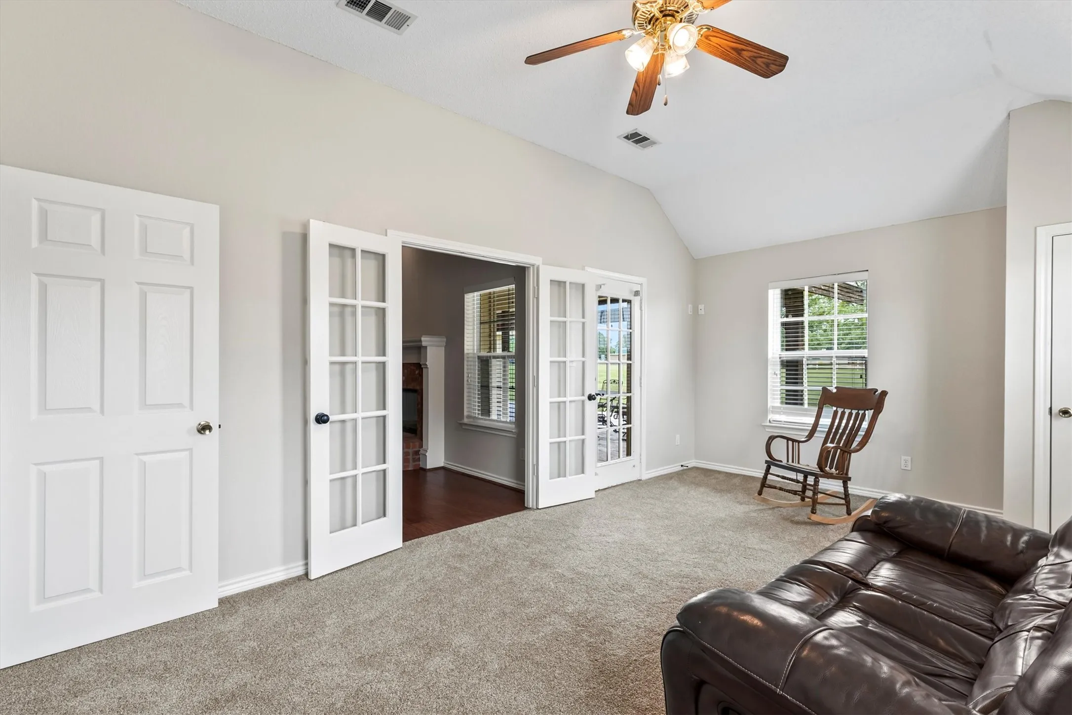 Single Family Residence For Sale in Collin County , 6581 Meadow Ridge Circle, Nevada, Texas 75173, 4 Bedroom, 2 Bathroom, 2 Garage spaces, 2,109 Sqft, built in 2003, Preowned, mls#21216017, Real Estate Agent in Nevada, Homes For Sale in Collin county, Homes For Sale in Nevada, Realtor in Nevada Texas, Real Estate Brokerage Independent Realty Texas, Luminita Cordes Realtor