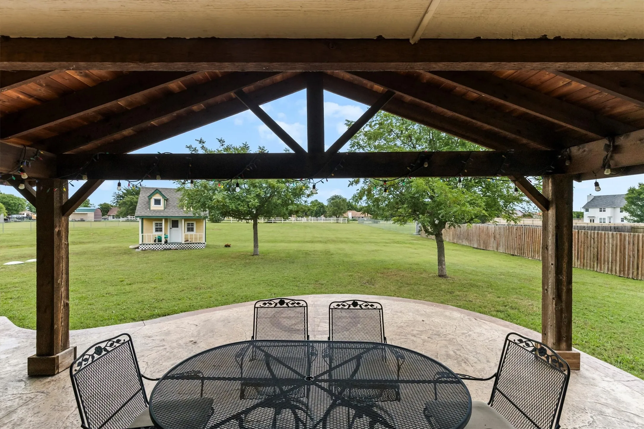 Single Family Residence For Sale in Collin County , 6581 Meadow Ridge Circle, Nevada, Texas 75173, 4 Bedroom, 2 Bathroom, 2 Garage spaces, 2,109 Sqft, built in 2003, Preowned, mls#21216017, Real Estate Agent in Nevada, Homes For Sale in Collin county, Homes For Sale in Nevada, Realtor in Nevada Texas, Real Estate Brokerage Independent Realty Texas, Luminita Cordes Realtor