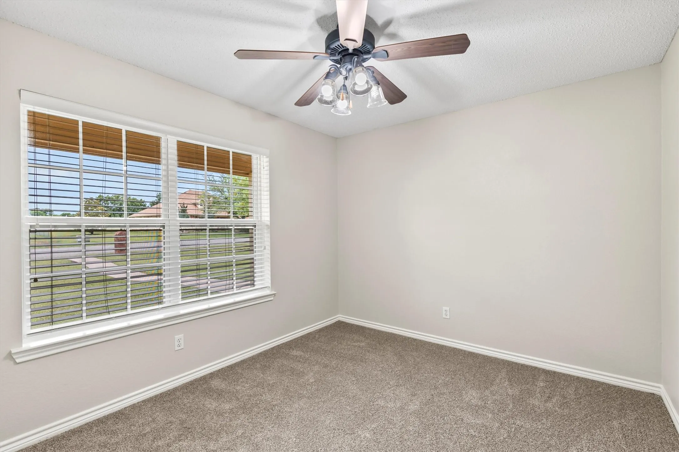 Single Family Residence For Sale in Collin County , 6581 Meadow Ridge Circle, Nevada, Texas 75173, 4 Bedroom, 2 Bathroom, 2 Garage spaces, 2,109 Sqft, built in 2003, Preowned, mls#21216017, Real Estate Agent in Nevada, Homes For Sale in Collin county, Homes For Sale in Nevada, Realtor in Nevada Texas, Real Estate Brokerage Independent Realty Texas, Luminita Cordes Realtor