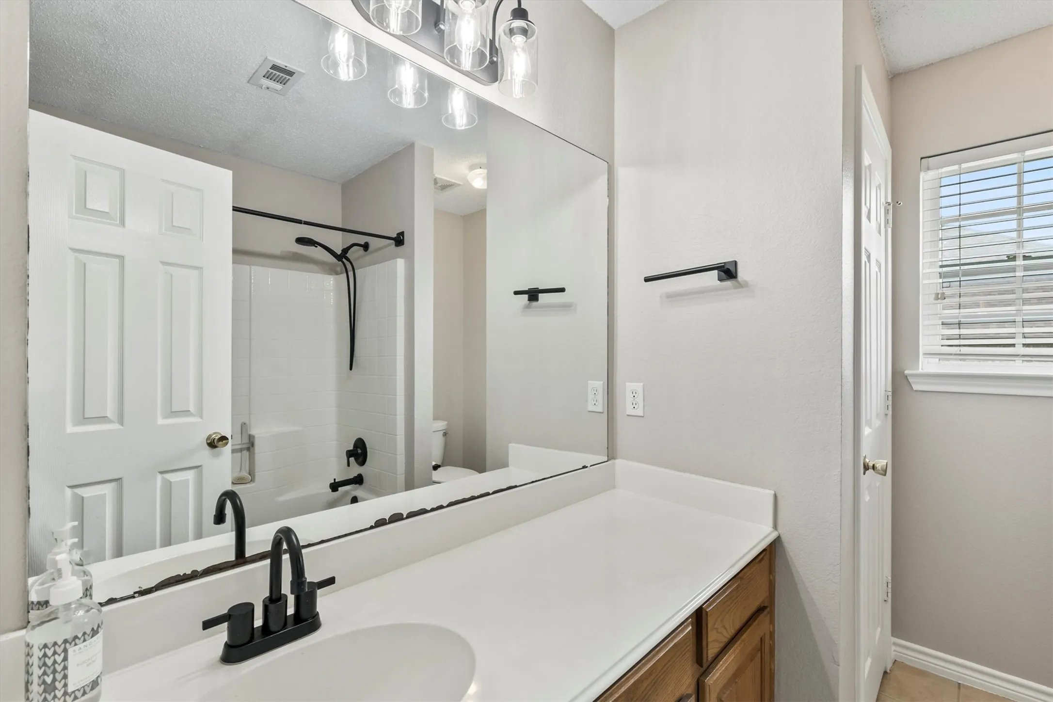 Single Family Residence For Sale in Collin County , 6581 Meadow Ridge Circle, Nevada, Texas 75173, 4 Bedroom, 2 Bathroom, 2 Garage spaces, 2,109 Sqft, built in 2003, Preowned, mls#21216017, Real Estate Agent in Nevada, Homes For Sale in Collin county, Homes For Sale in Nevada, Realtor in Nevada Texas, Real Estate Brokerage Independent Realty Texas, Luminita Cordes Realtor