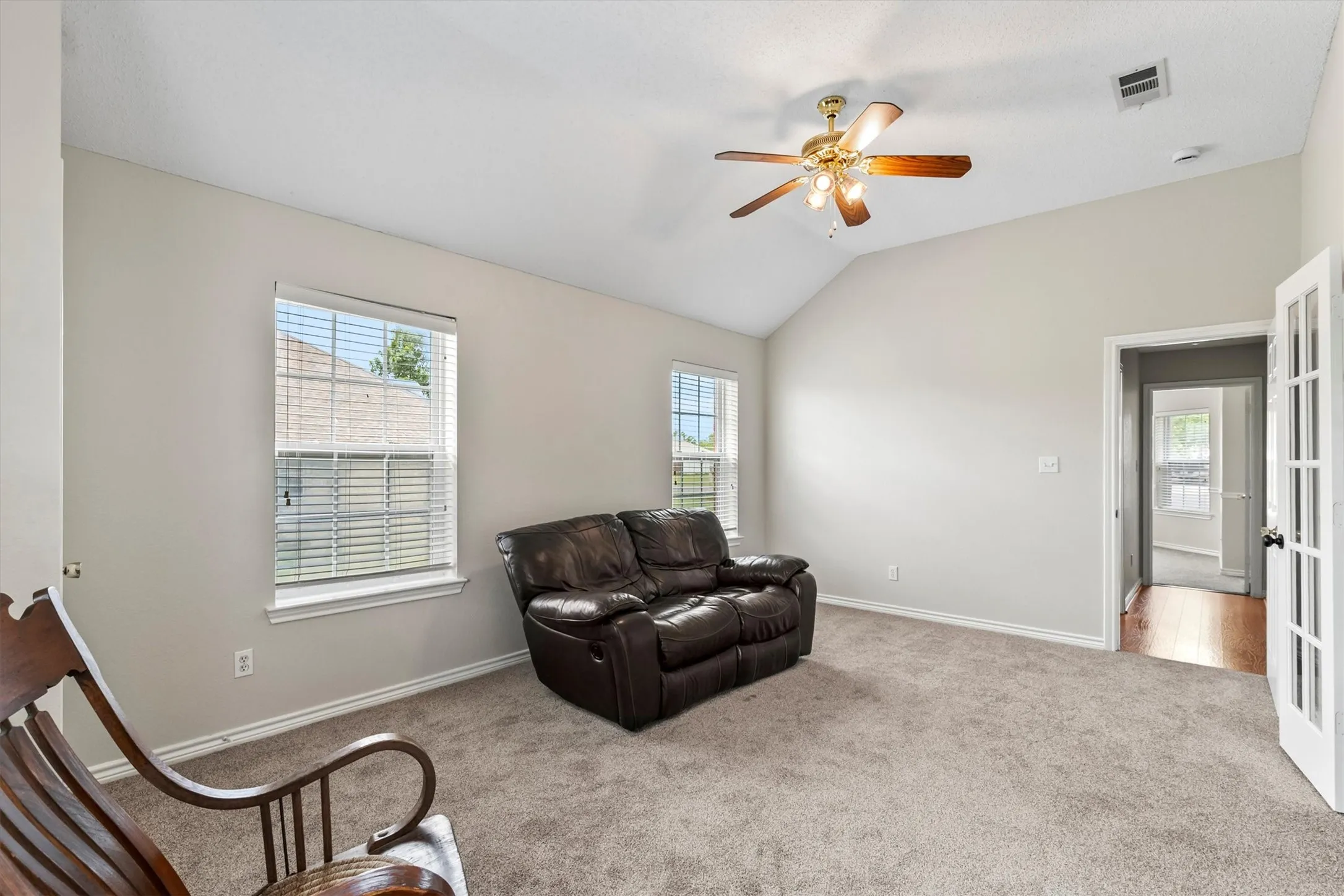Single Family Residence For Sale in Collin County , 6581 Meadow Ridge Circle, Nevada, Texas 75173, 4 Bedroom, 2 Bathroom, 2 Garage spaces, 2,109 Sqft, built in 2003, Preowned, mls#21216017, Real Estate Agent in Nevada, Homes For Sale in Collin county, Homes For Sale in Nevada, Realtor in Nevada Texas, Real Estate Brokerage Independent Realty Texas, Luminita Cordes Realtor