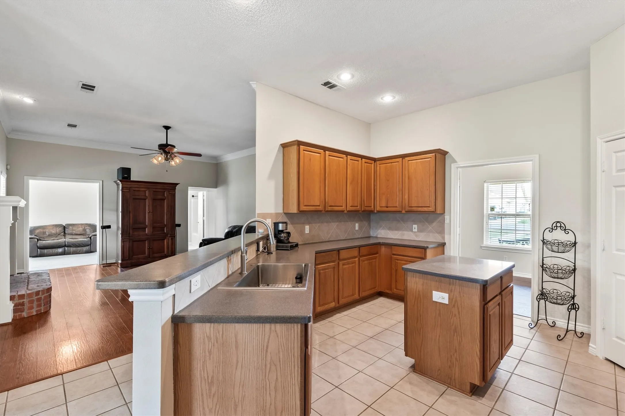 Single Family Residence For Sale in Collin County , 6581 Meadow Ridge Circle, Nevada, Texas 75173, 4 Bedroom, 2 Bathroom, 2 Garage spaces, 2,109 Sqft, built in 2003, Preowned, mls#21216017, Real Estate Agent in Nevada, Homes For Sale in Collin county, Homes For Sale in Nevada, Realtor in Nevada Texas, Real Estate Brokerage Independent Realty Texas, Luminita Cordes Realtor