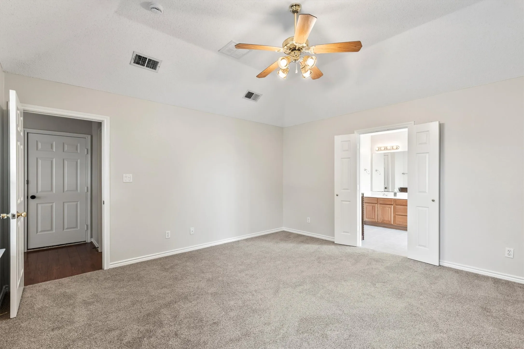 Single Family Residence For Sale in Collin County , 6581 Meadow Ridge Circle, Nevada, Texas 75173, 4 Bedroom, 2 Bathroom, 2 Garage spaces, 2,109 Sqft, built in 2003, Preowned, mls#21216017, Real Estate Agent in Nevada, Homes For Sale in Collin county, Homes For Sale in Nevada, Realtor in Nevada Texas, Real Estate Brokerage Independent Realty Texas, Luminita Cordes Realtor