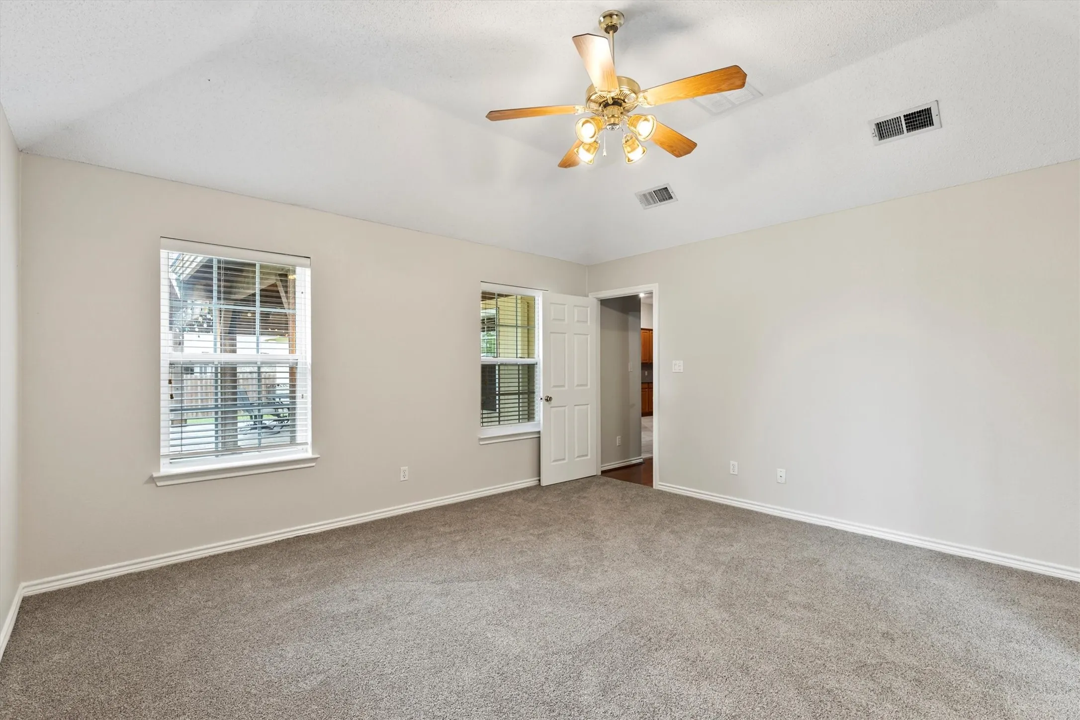 Single Family Residence For Sale in Collin County , 6581 Meadow Ridge Circle, Nevada, Texas 75173, 4 Bedroom, 2 Bathroom, 2 Garage spaces, 2,109 Sqft, built in 2003, Preowned, mls#21216017, Real Estate Agent in Nevada, Homes For Sale in Collin county, Homes For Sale in Nevada, Realtor in Nevada Texas, Real Estate Brokerage Independent Realty Texas, Luminita Cordes Realtor