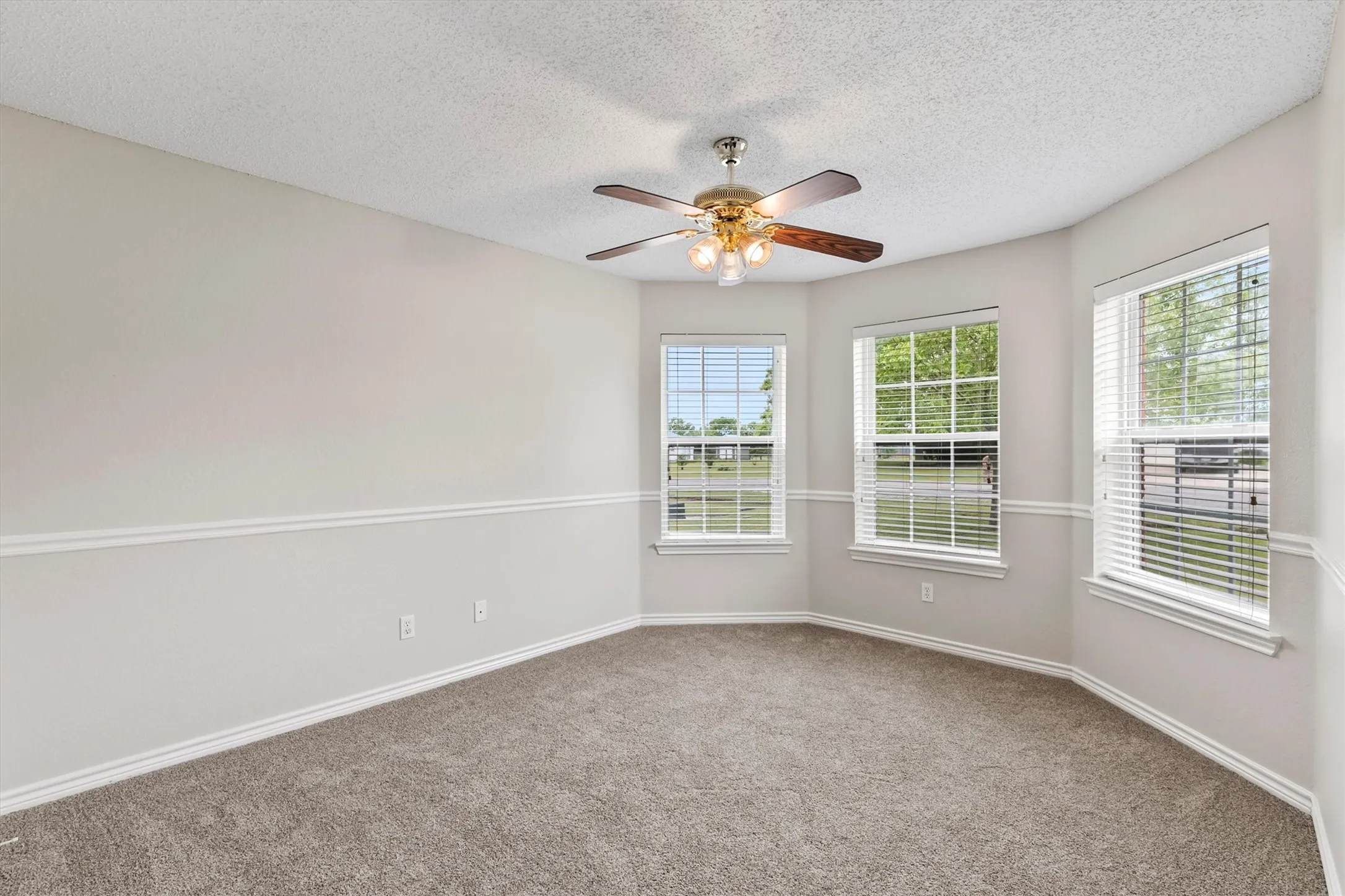Single Family Residence For Sale in Collin County , 6581 Meadow Ridge Circle, Nevada, Texas 75173, 4 Bedroom, 2 Bathroom, 2 Garage spaces, 2,109 Sqft, built in 2003, Preowned, mls#21216017, Real Estate Agent in Nevada, Homes For Sale in Collin county, Homes For Sale in Nevada, Realtor in Nevada Texas, Real Estate Brokerage Independent Realty Texas, Luminita Cordes Realtor