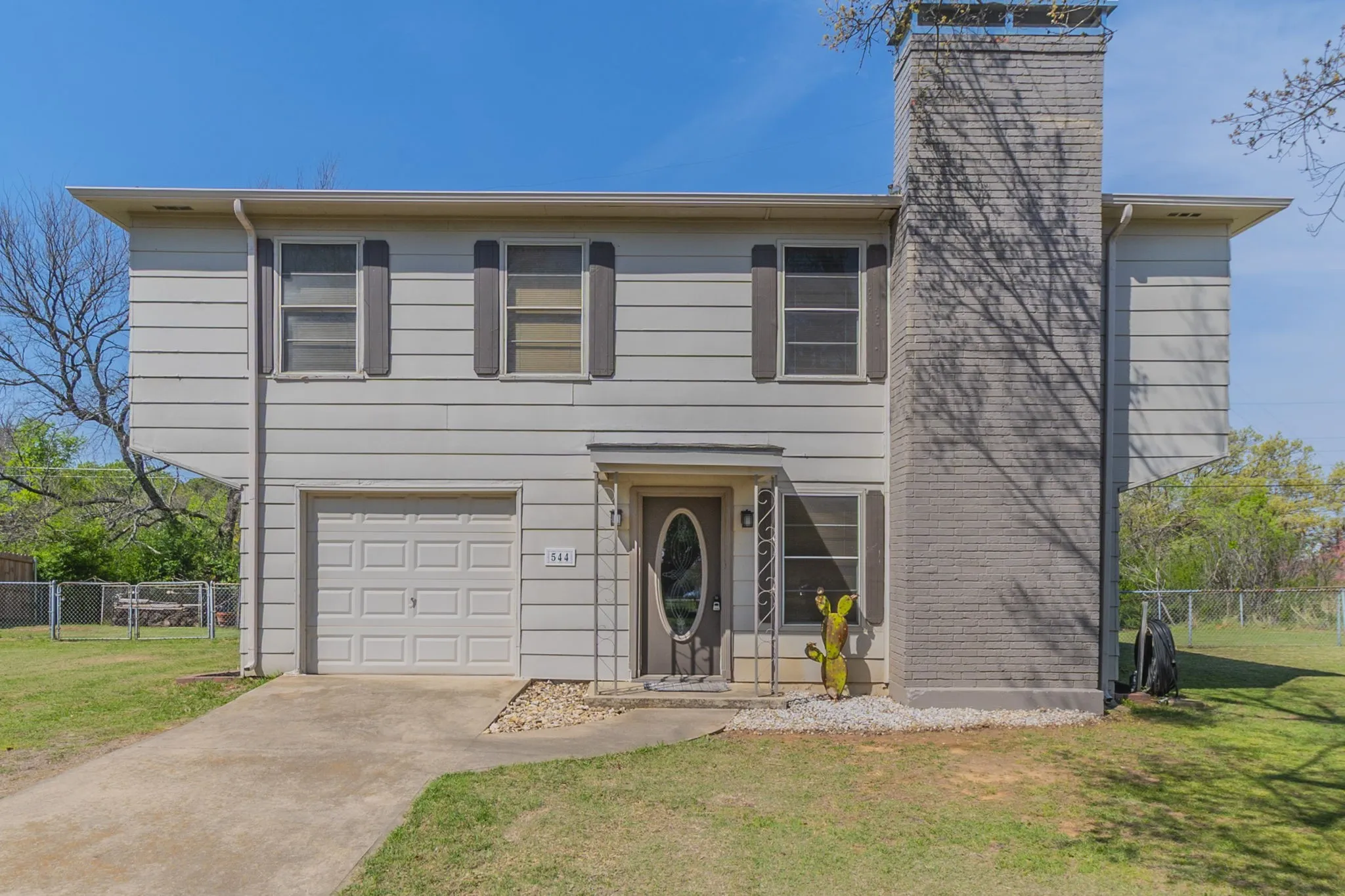 544 Rose Circle features 3 b3drooms, 2 baths, 2 living areas, and 2 fireplaces!