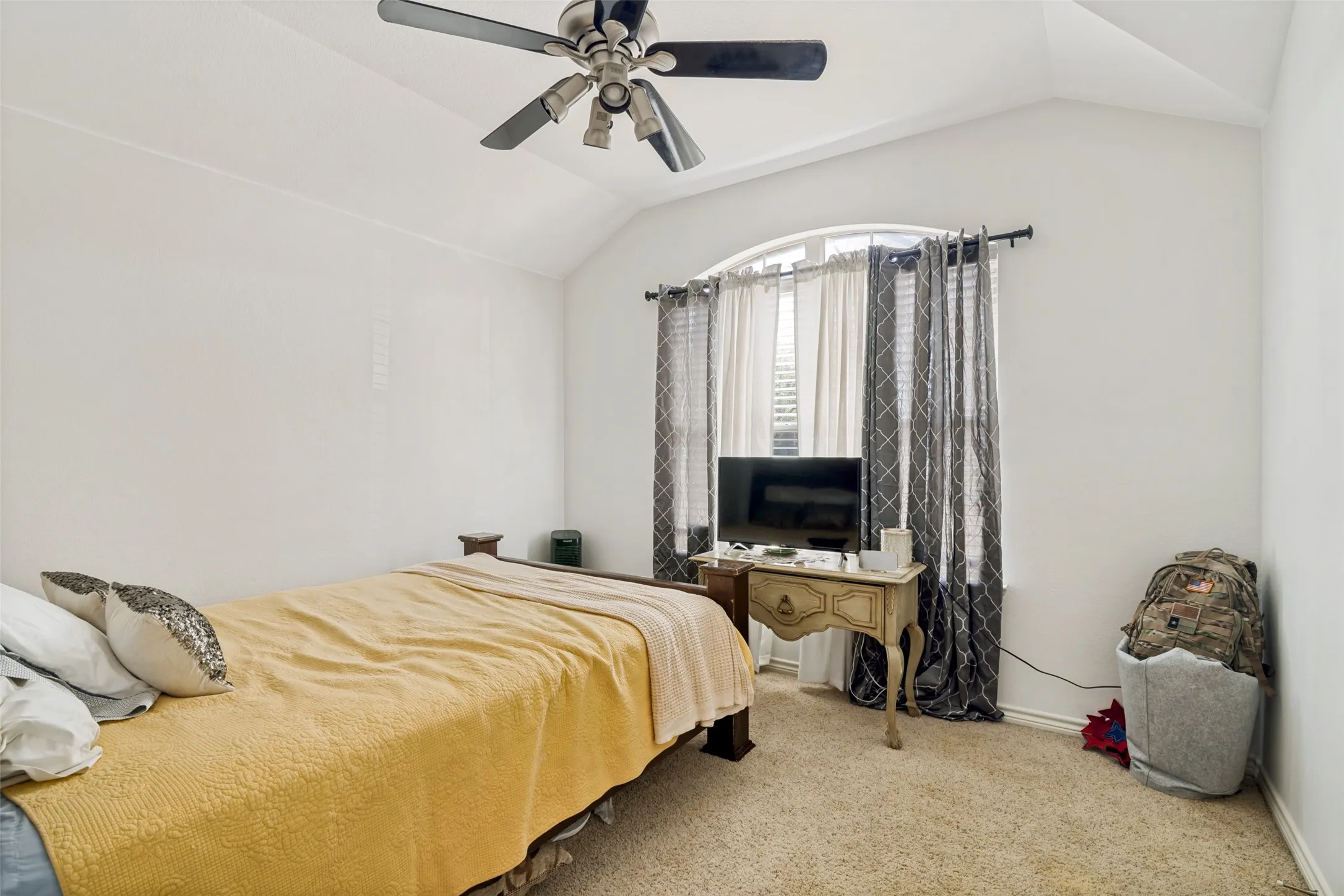 Secondary bedroom.